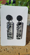 Boucles d'oreilles artisanales transparentes avec des feuilles d'alu noires et grises