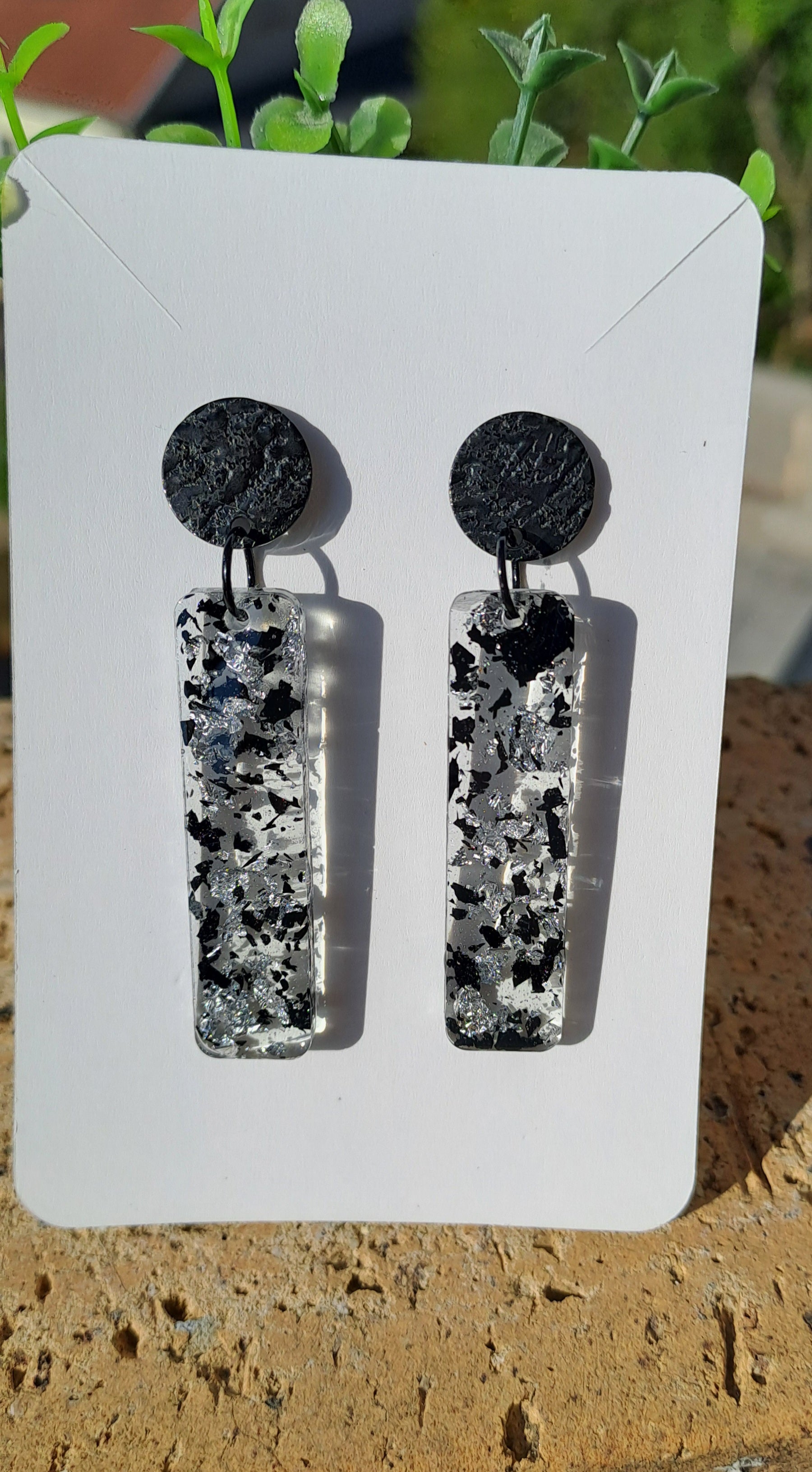 Boucles d'oreilles artisanales transparentes avec des feuilles d'alu noires et grises
