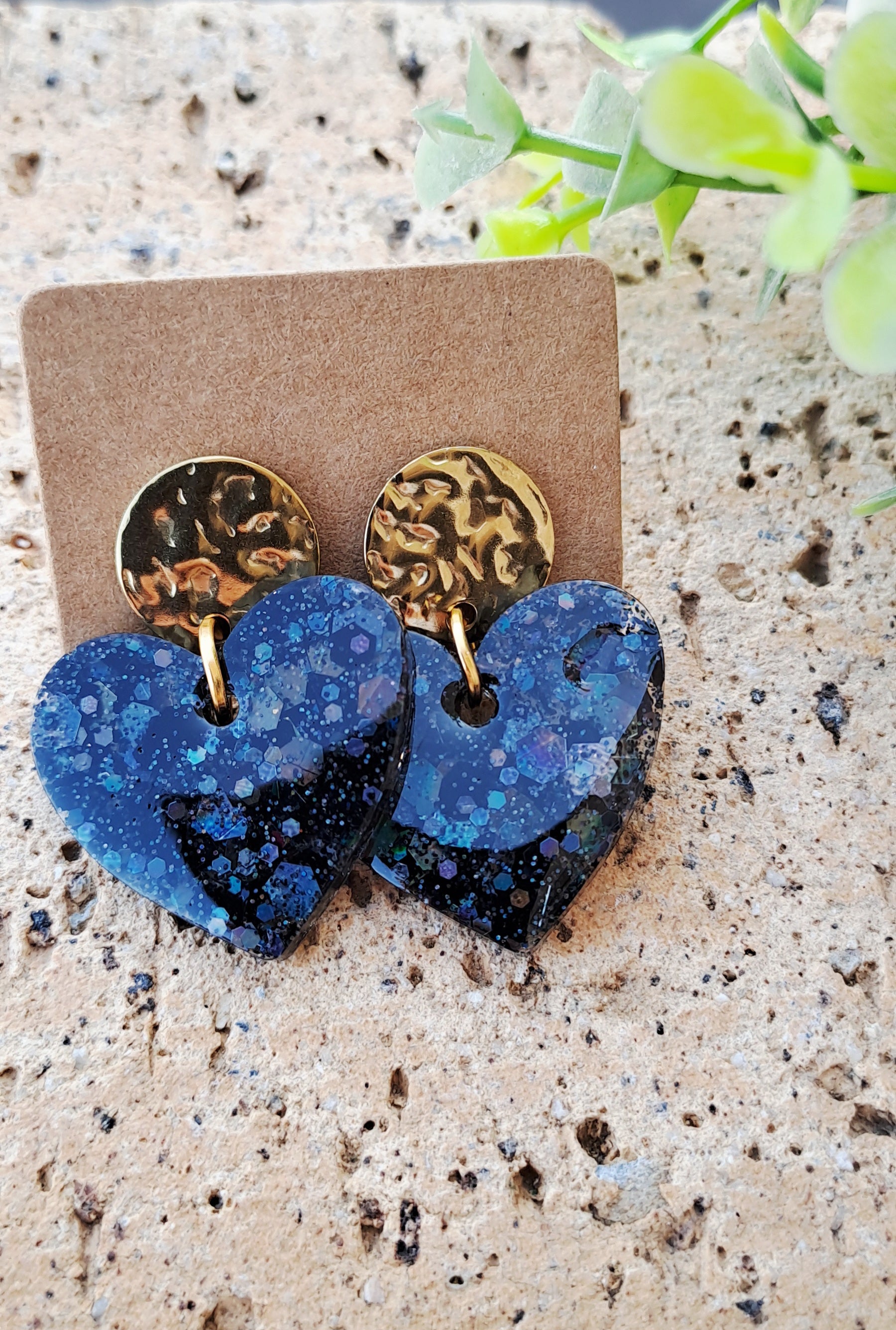 Boucles d'oreilles artisanales coeur noir paillettes holographiques 🩷