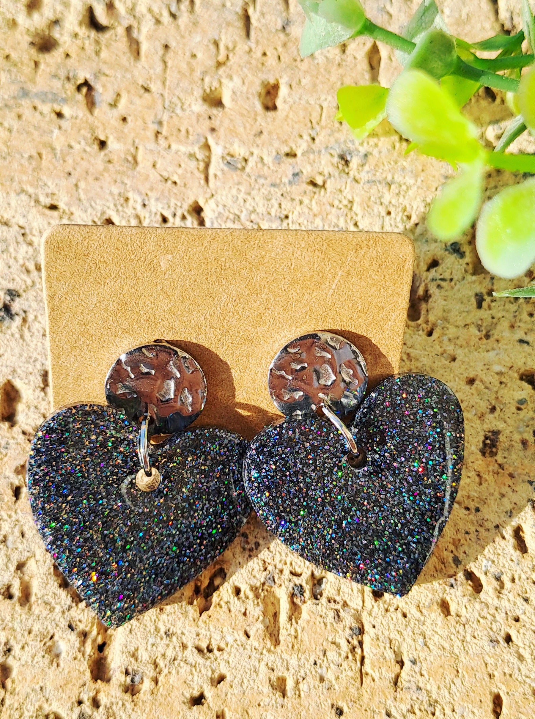Boucles d'oreilles artisanales coeur gris paillettes multicolores