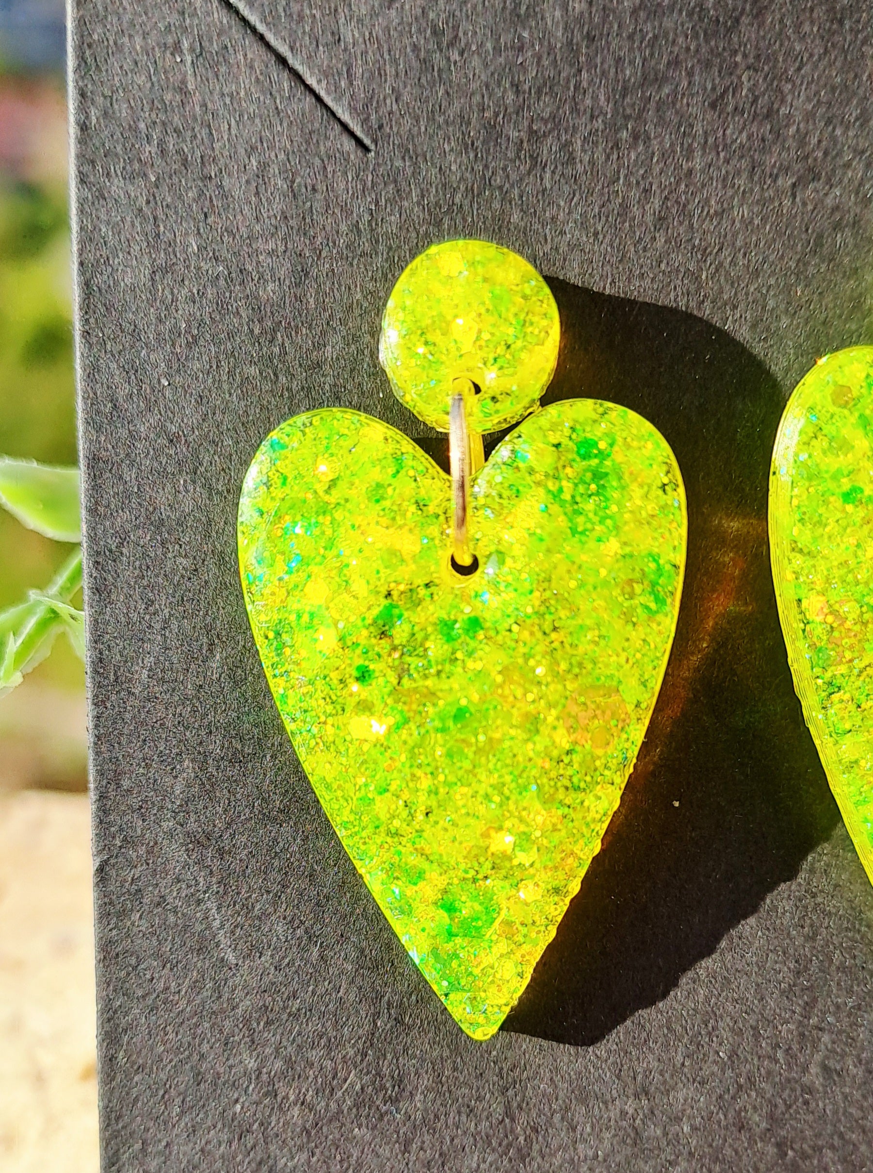 Boucles d'oreilles artisanales coeur fluo
