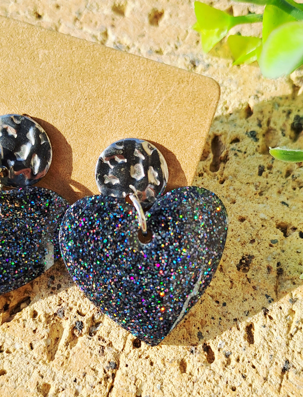Boucles d'oreilles artisanales coeur gris paillettes multicolores