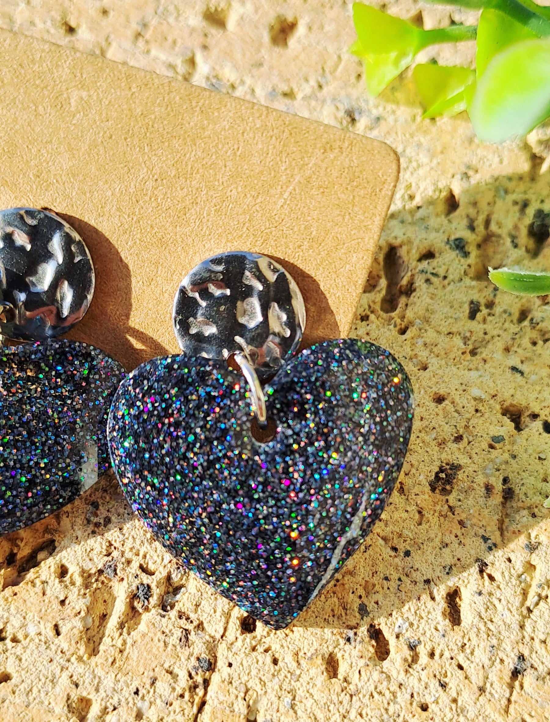 Boucles d'oreilles artisanales coeur gris paillettes multicolores