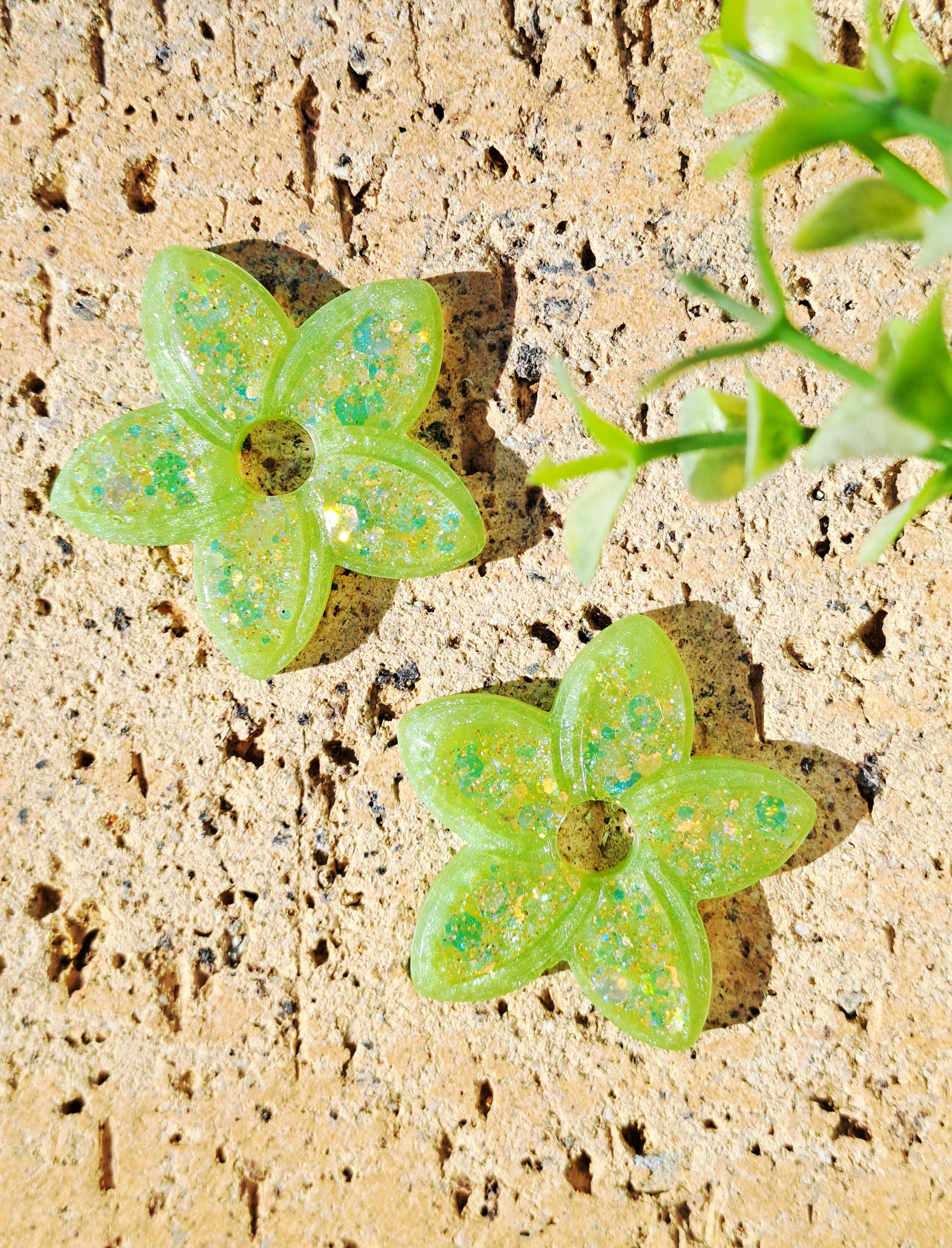 Pampilles fleurs de Tiaré paillettes holographiques vertes orange