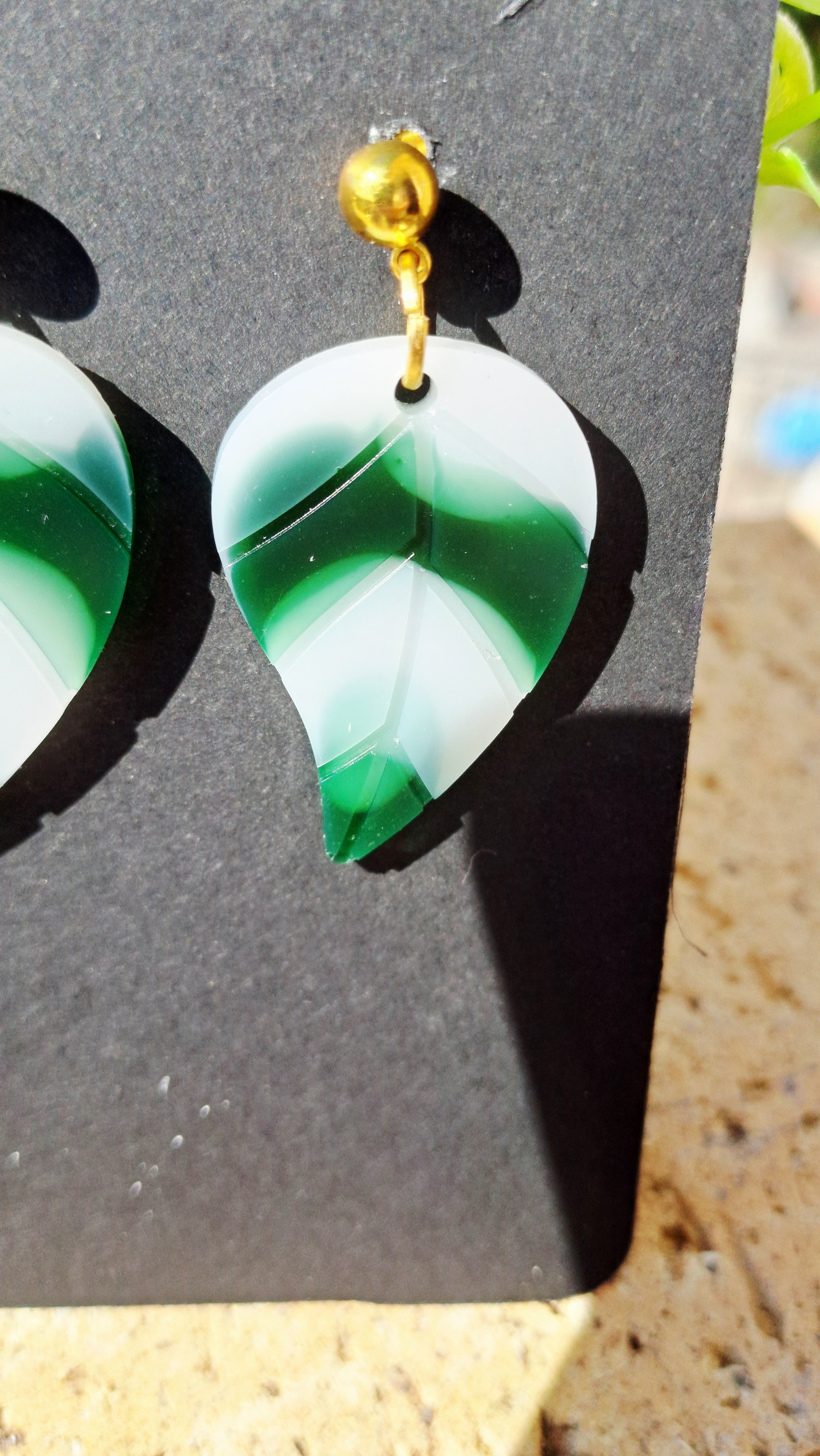 Boucles d'oreilles artisanales verte et blanche en forme de feuille