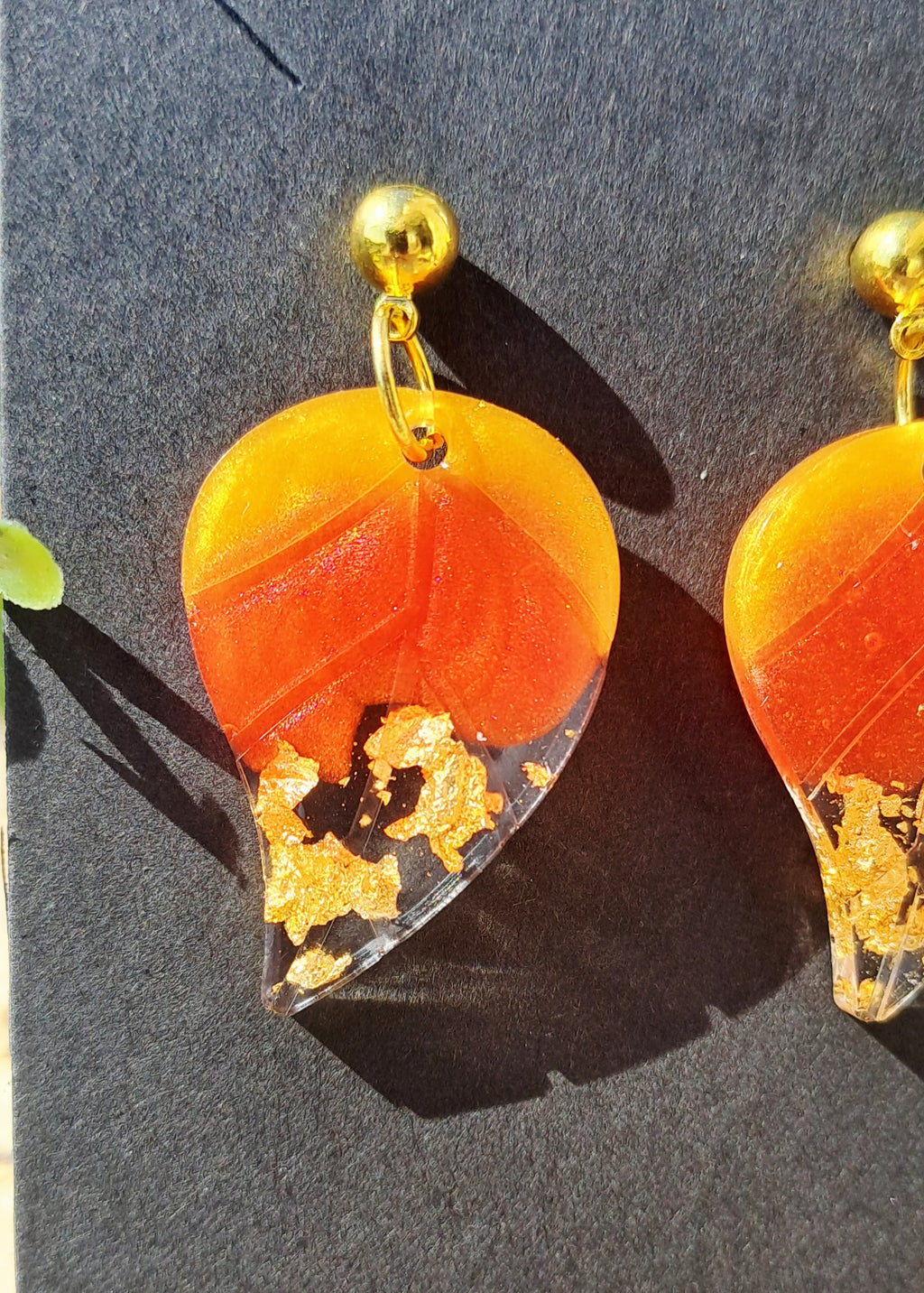 Boucles d'oreilles artisanales feuilles orange, jaune et doré