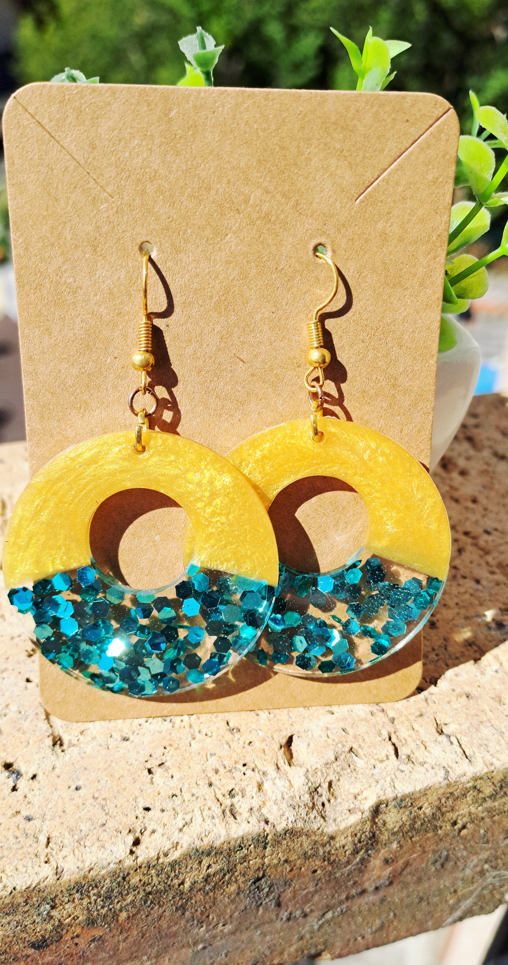 Boucles d'oreilles artisanales jaunes et paillettes vertes