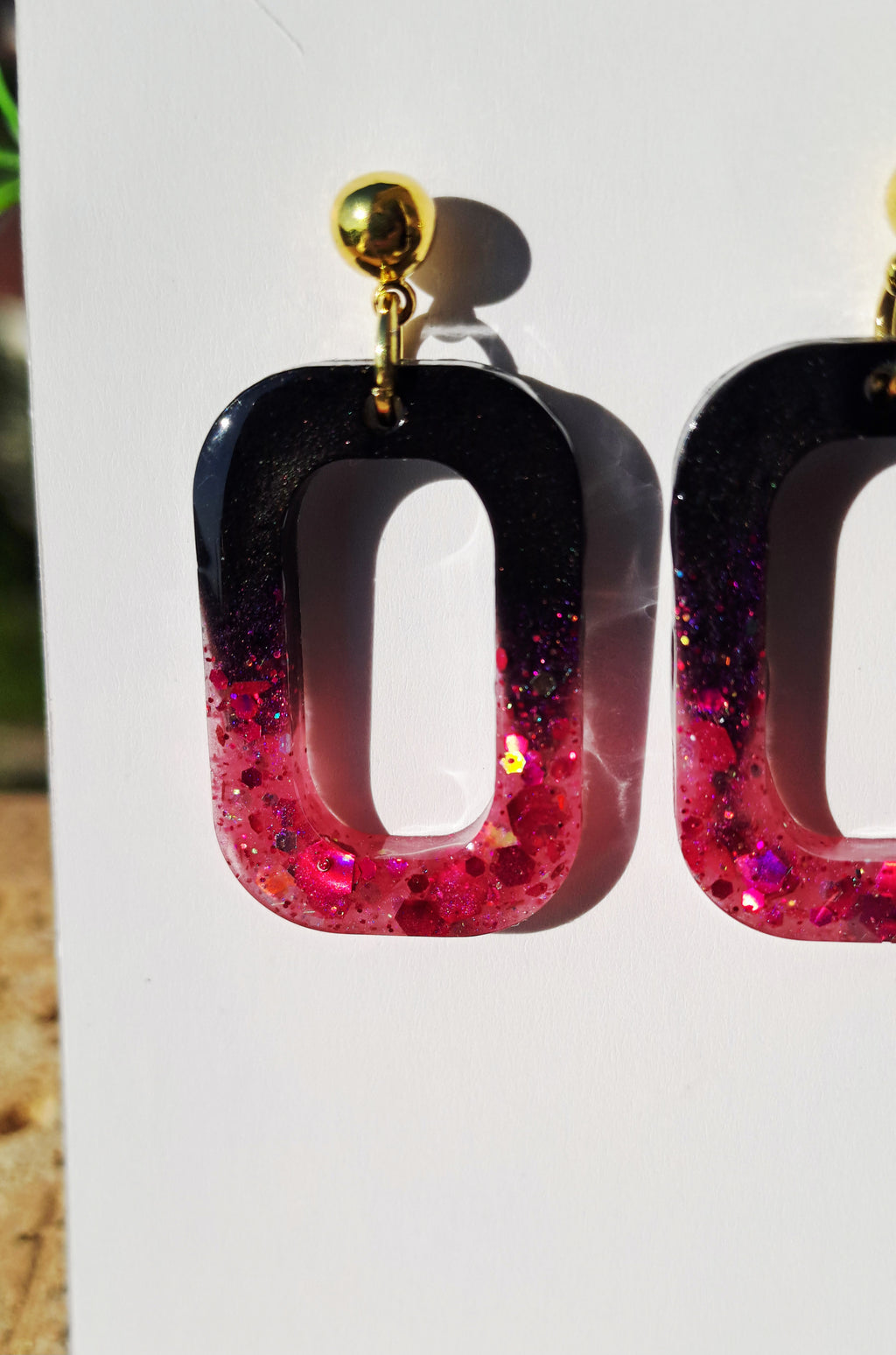 Boucles d'oreilles artisanales noires et rose paillettes