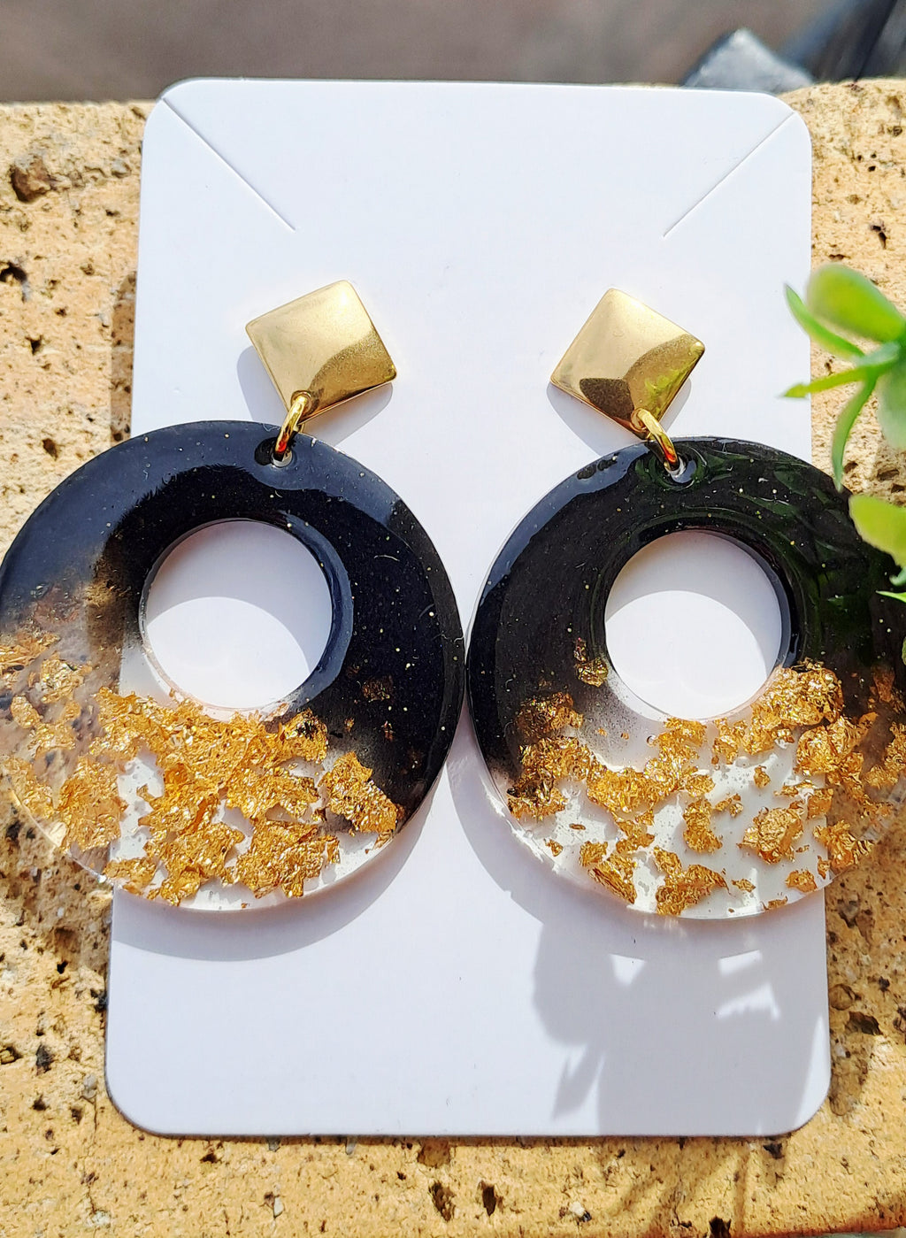 Boucles d'oreilles artisanales rondes noires et dorées