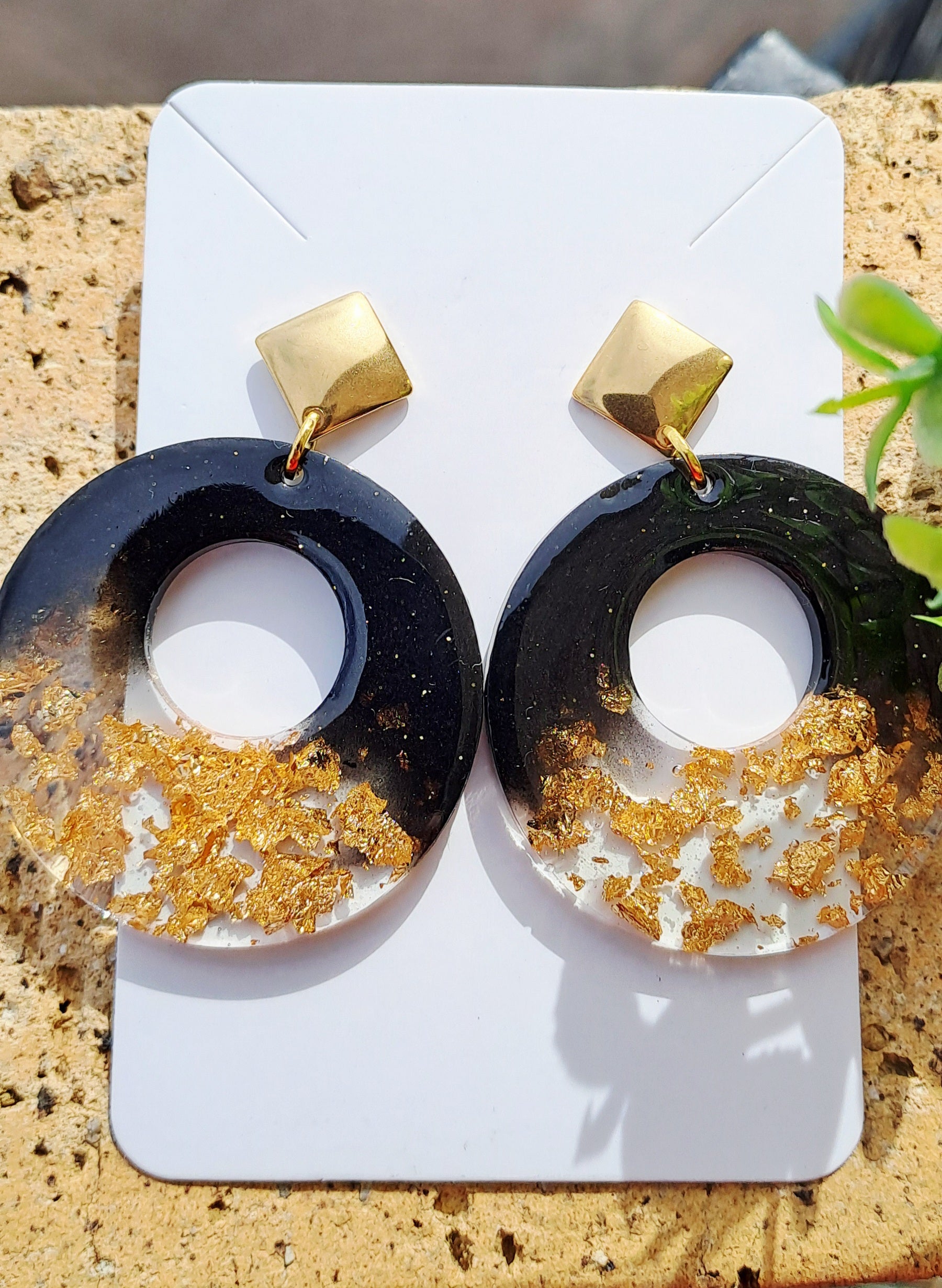 Boucles d'oreilles artisanales rondes noires et dorées