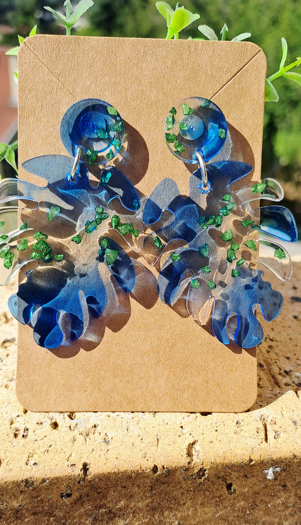 Boucles d'oreilles artisanales bleues et incrustées de pierres vertes