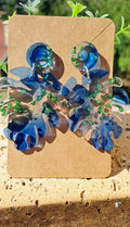 Boucles d'oreilles artisanales bleues et incrustées de pierres vertes