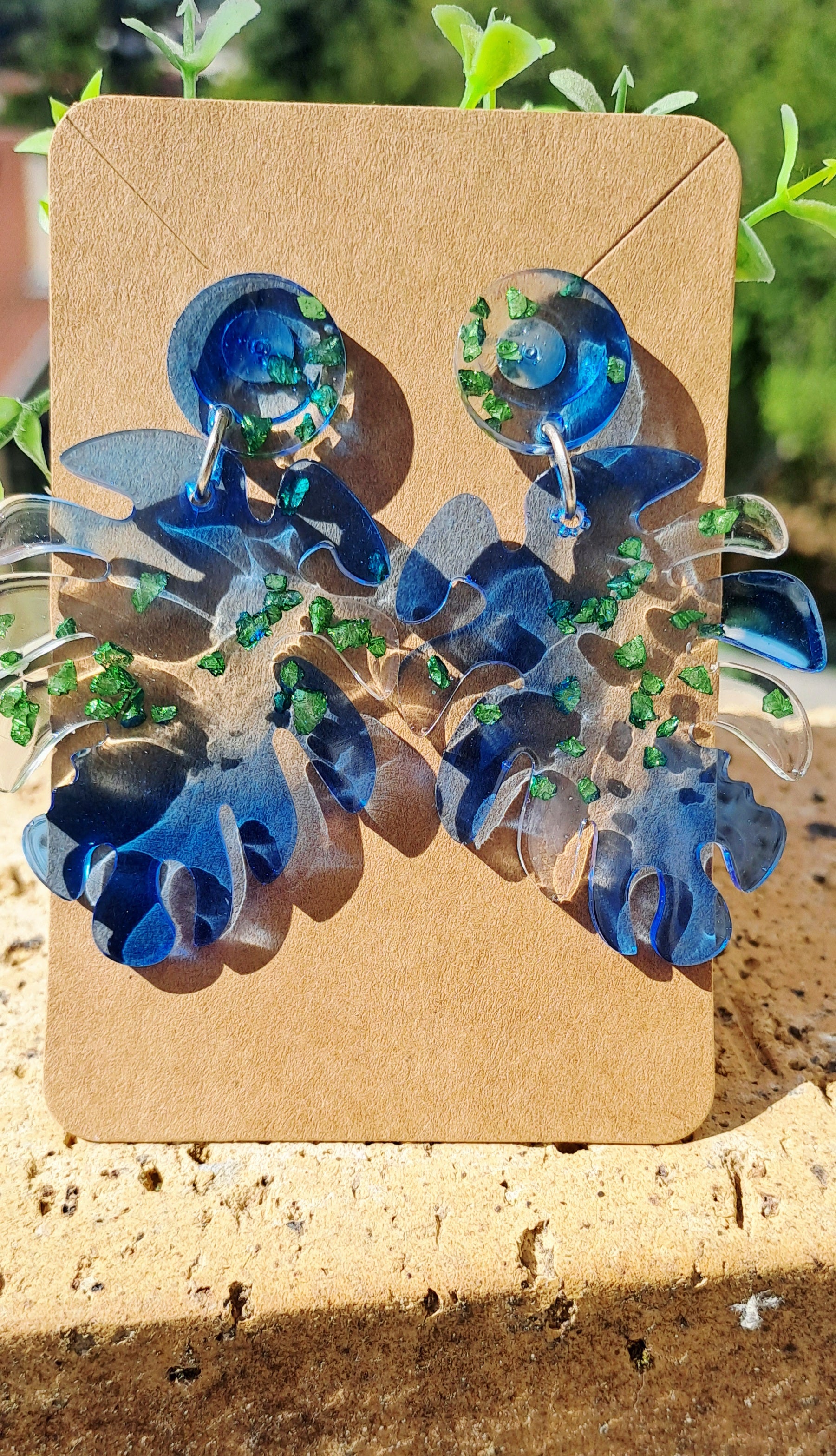 Boucles d'oreilles artisanales bleues et incrustées de pierres vertes