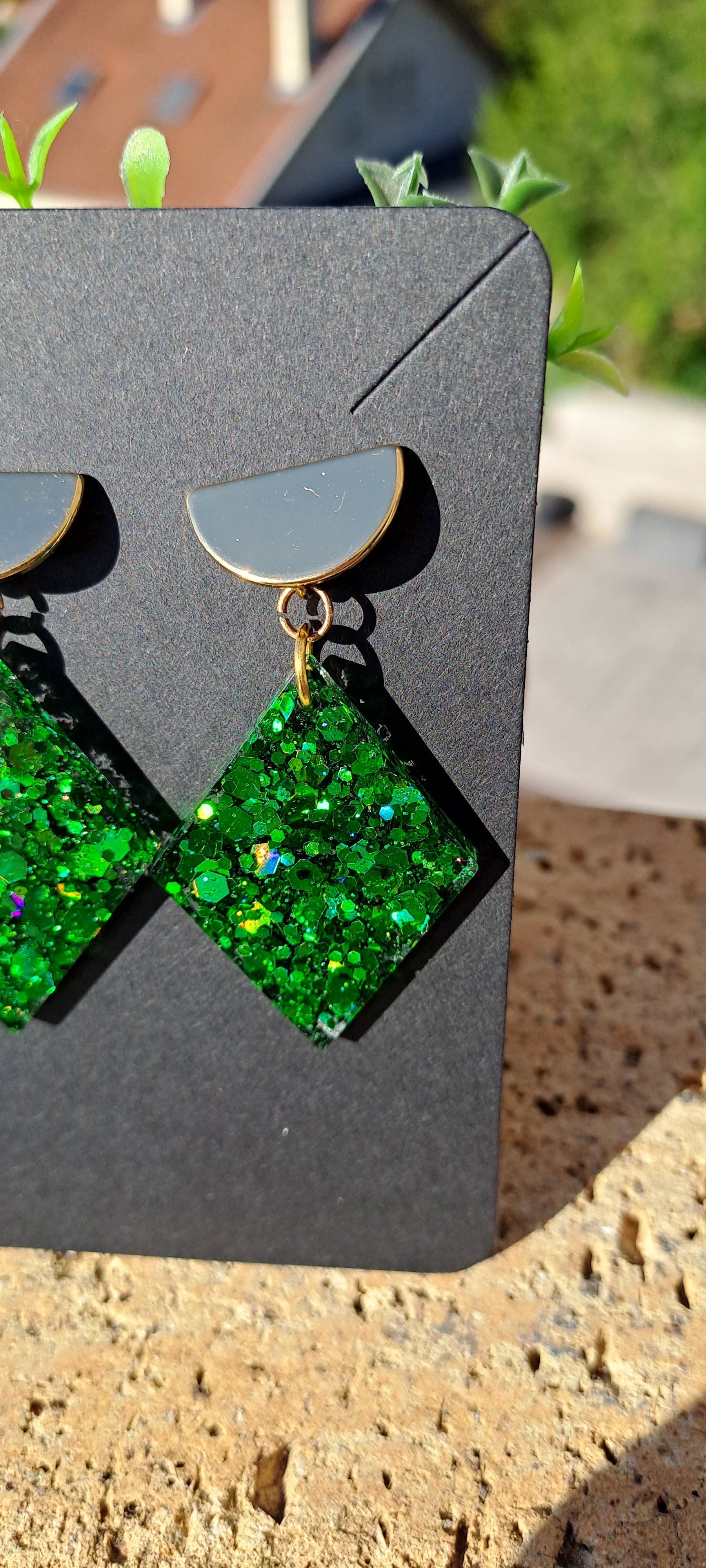 Boucles d'oreilles artisanales losange vert paillettes