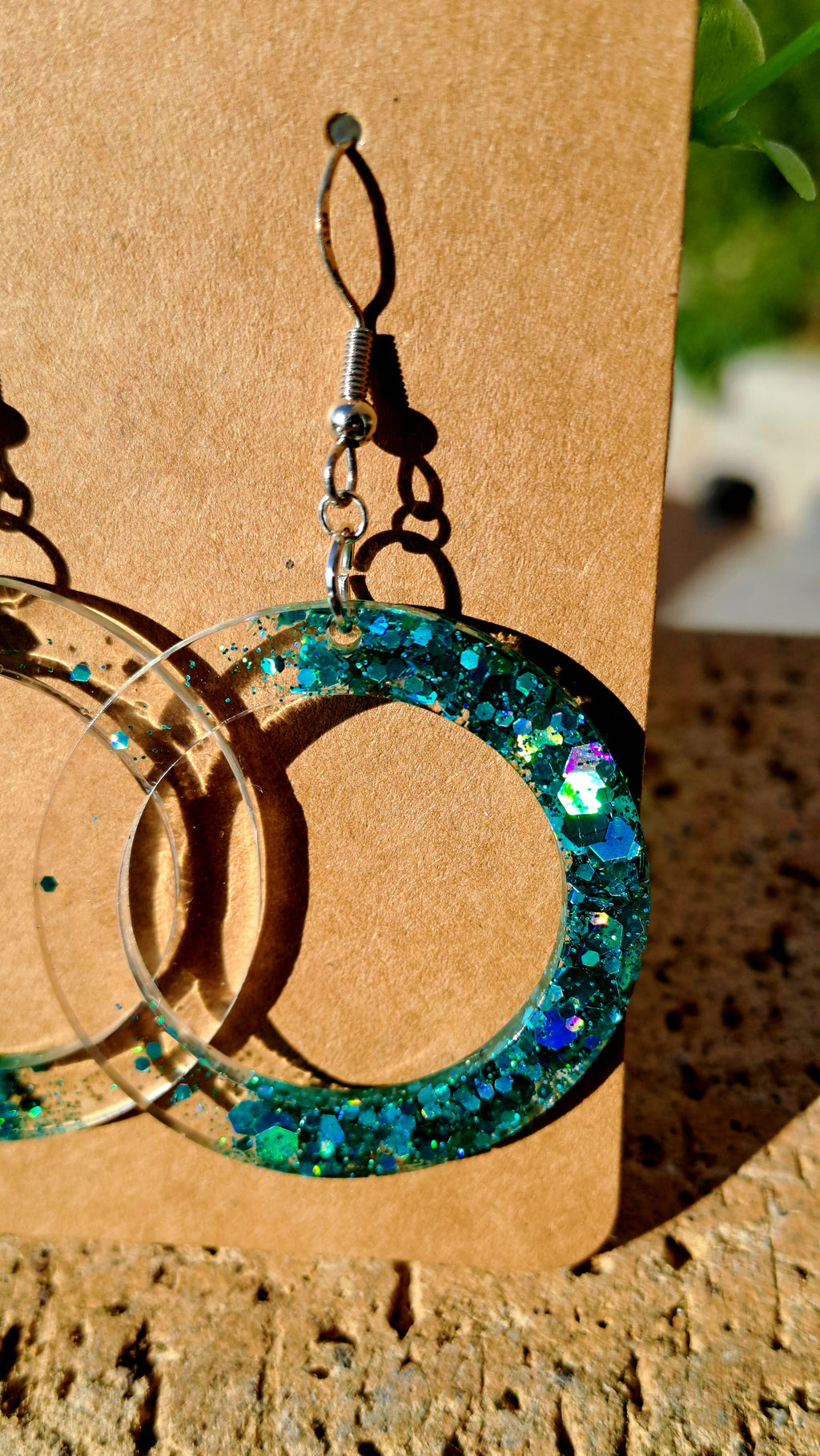 Boucles d'oreilles artisanales creoles transparentes et vertes paillettes