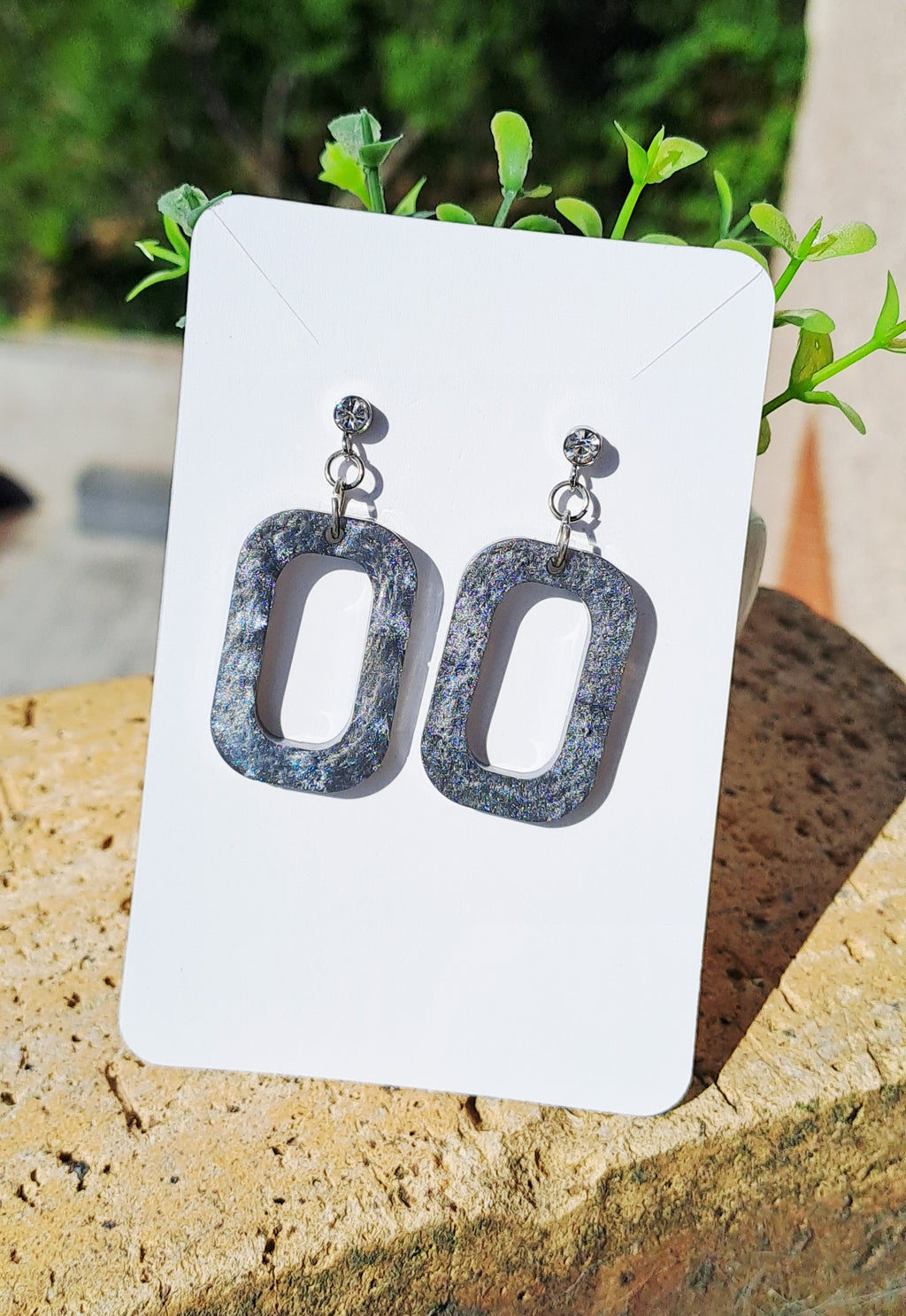 Boucles d'oreilles artisanales grises et strass