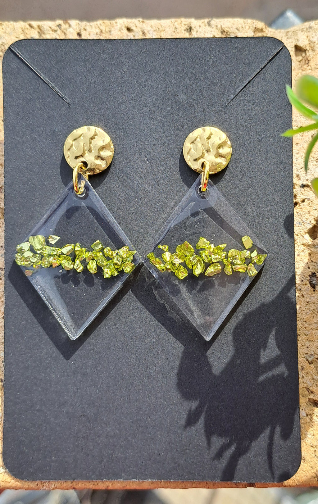 Boucles d'oreilles artisanales Losange incrustées d'éclats de pierres dorés