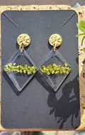 Boucles d'oreilles artisanales Losange incrustées d'éclats de pierres dorés