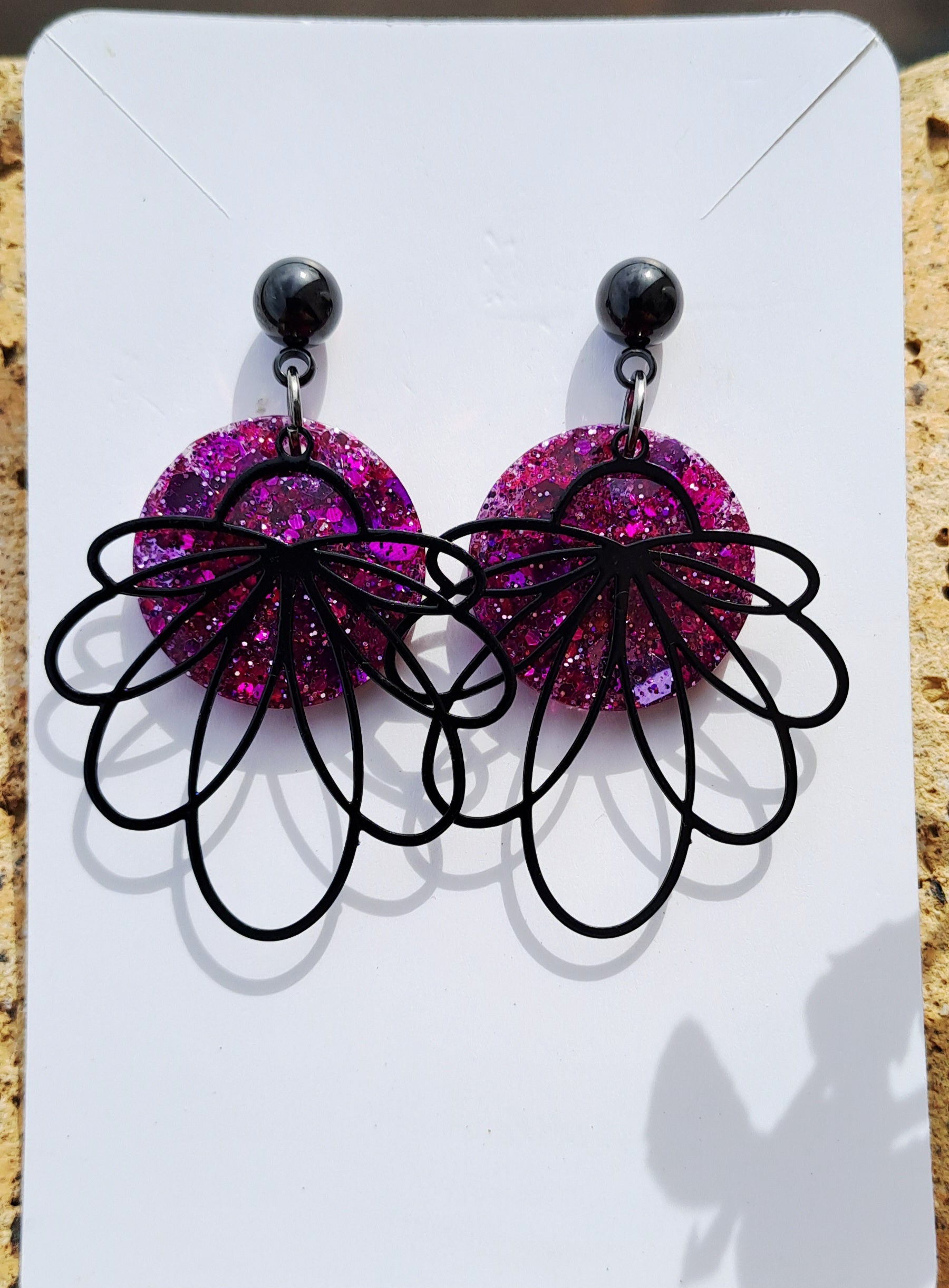 Boucles d'oreilles rondes rosé violet avec apprêts noir