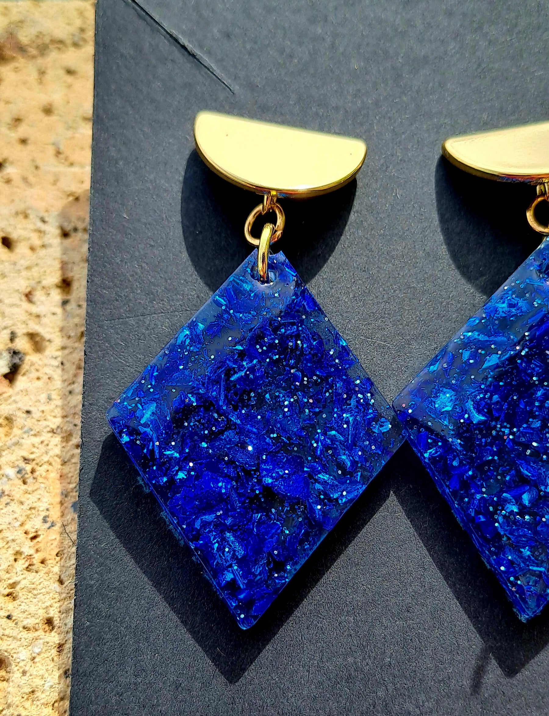 Boucles d'oreilles artisanales losange bleu électrique paillettes
