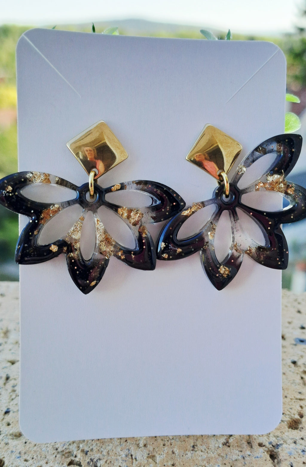 Boucles d'oreilles artisanales fleurs de lotus noires et dorées