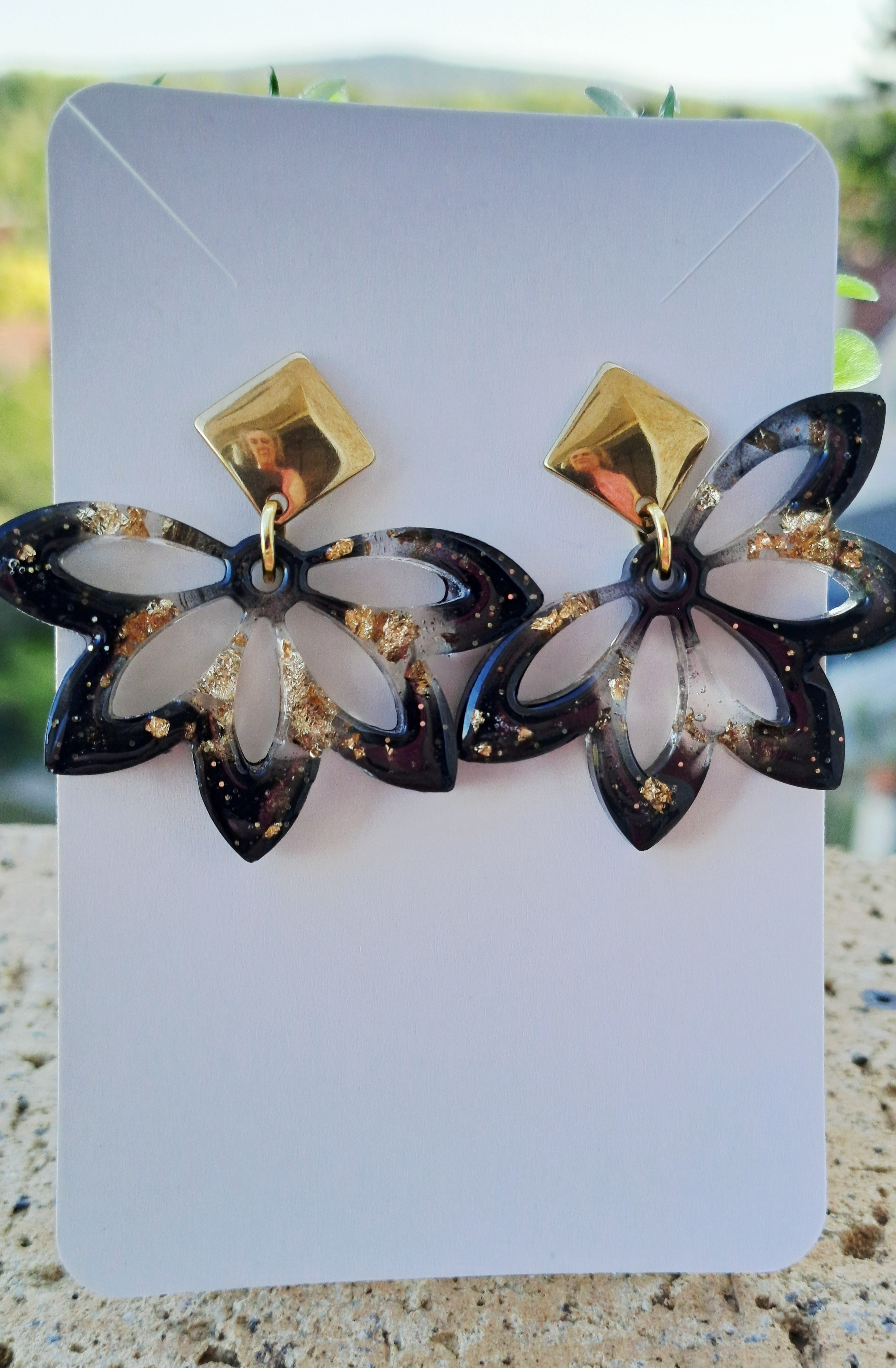 Boucles d'oreilles artisanales fleurs de lotus noires et dorées