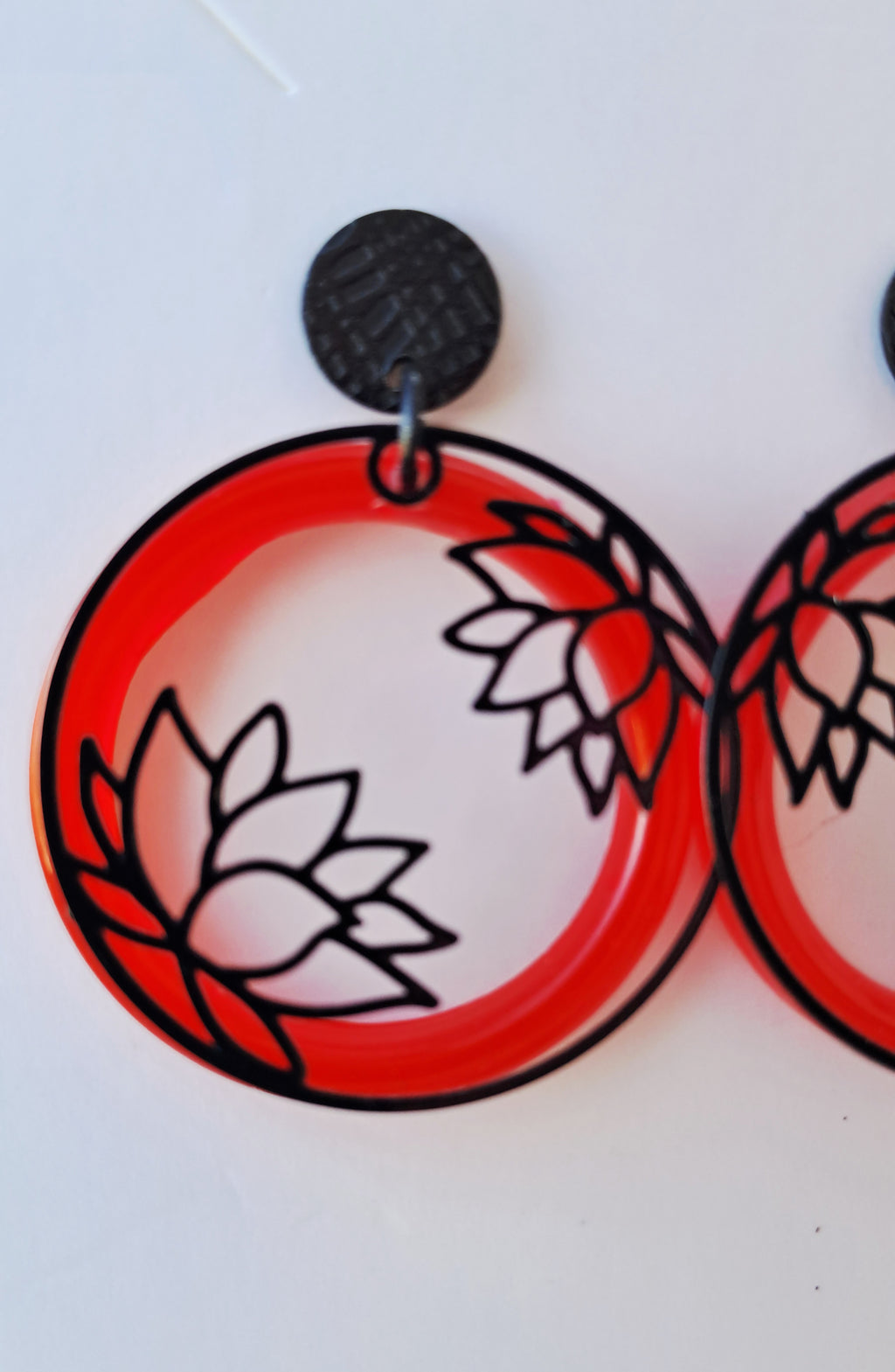 Boucles d'oreilles artisanales rouge et apprets noirs