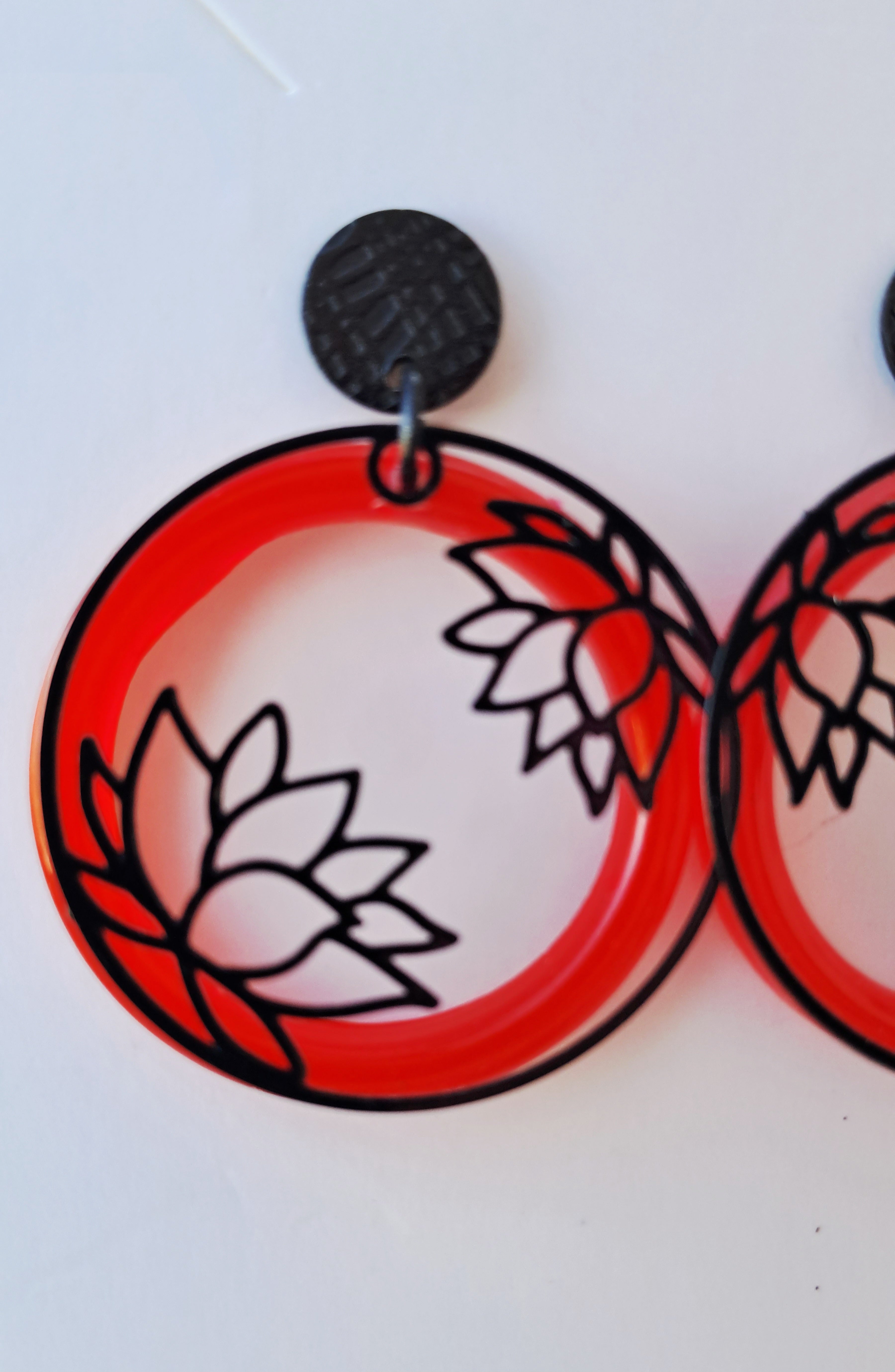 Boucles d'oreilles artisanales rouge et apprets noirs