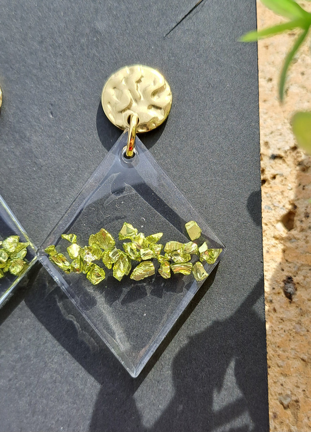 Boucles d'oreilles artisanales Losange incrustées d'éclats de pierres dorés