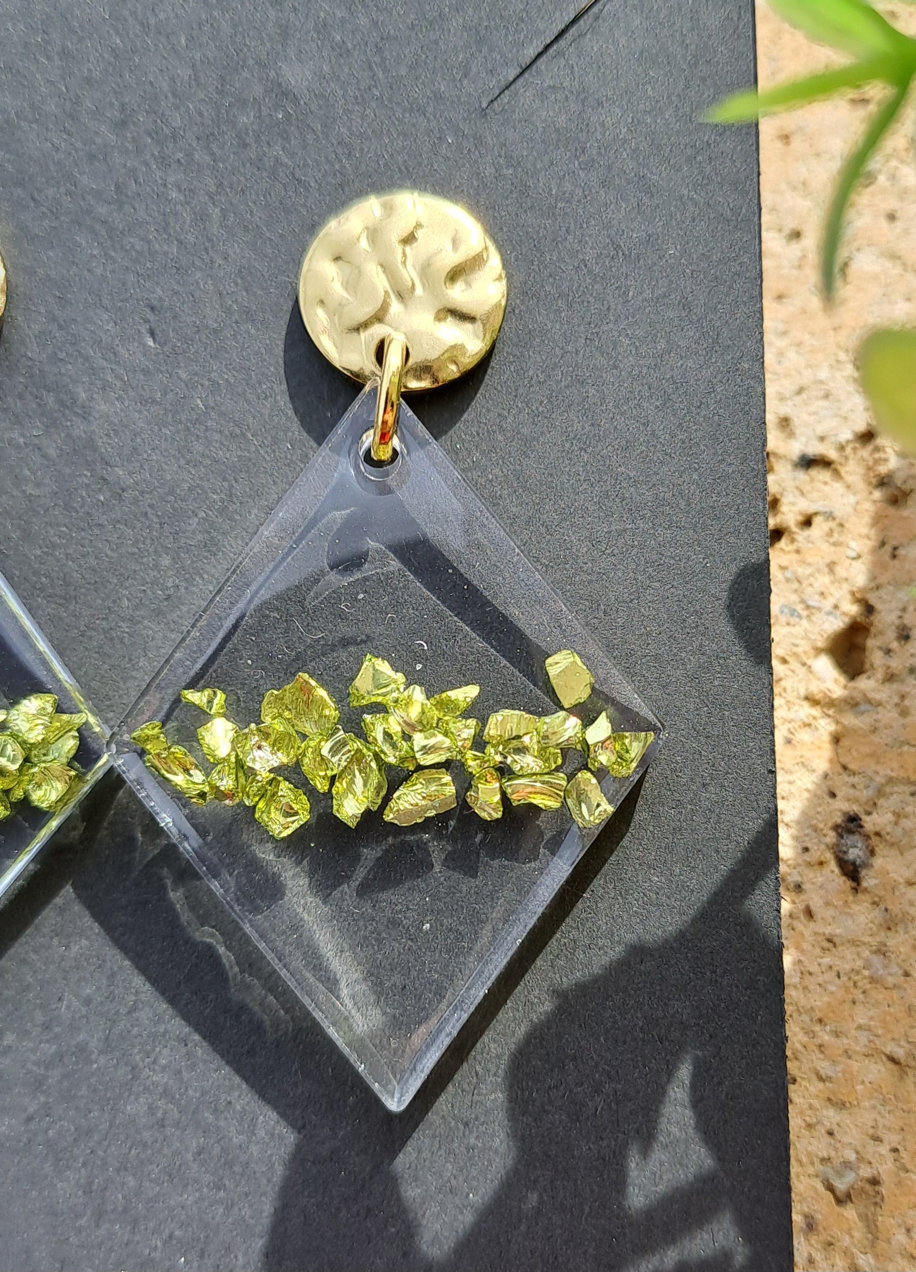 Boucles d'oreilles artisanales Losange incrustées d'éclats de pierres dorés