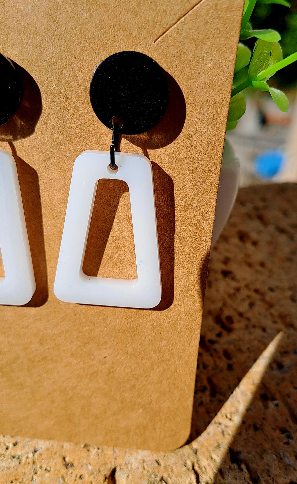 Boucles d'oreilles artisanales blanches et noires