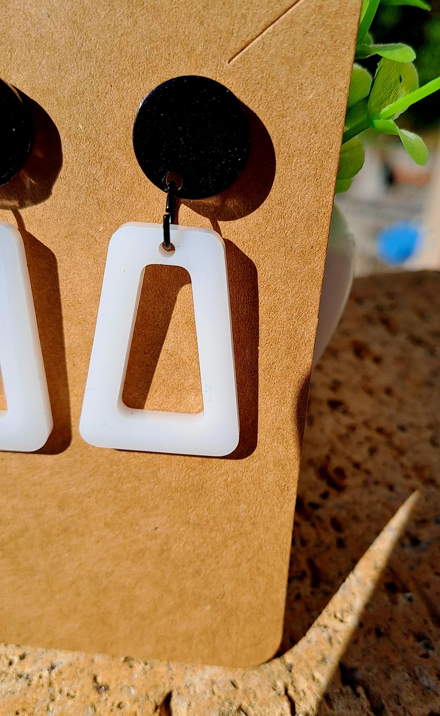 Boucles d'oreilles artisanales blanches et noires