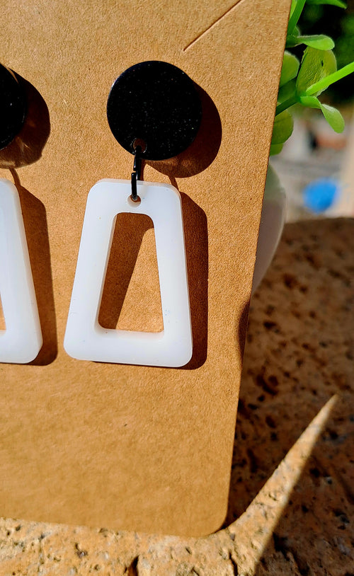 Boucles d'oreilles artisanales blanches et noires