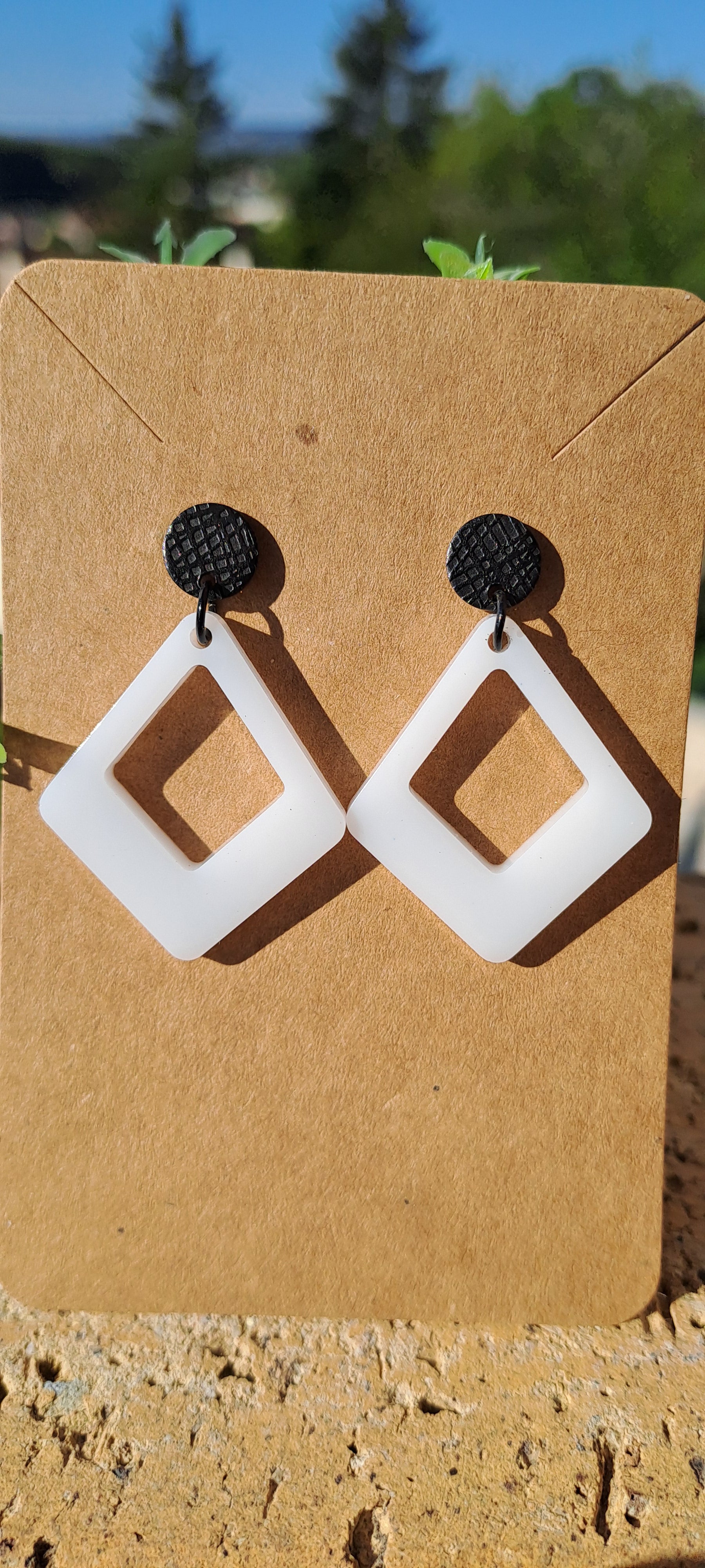 Boucles d'oreilles artisanales losange blanche