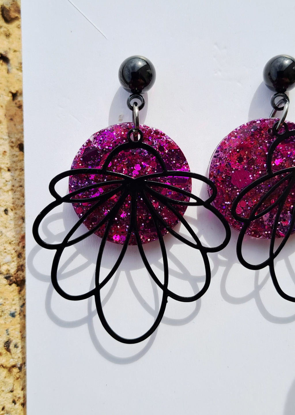 Boucles d'oreilles rondes rosé violet avec apprêts noir