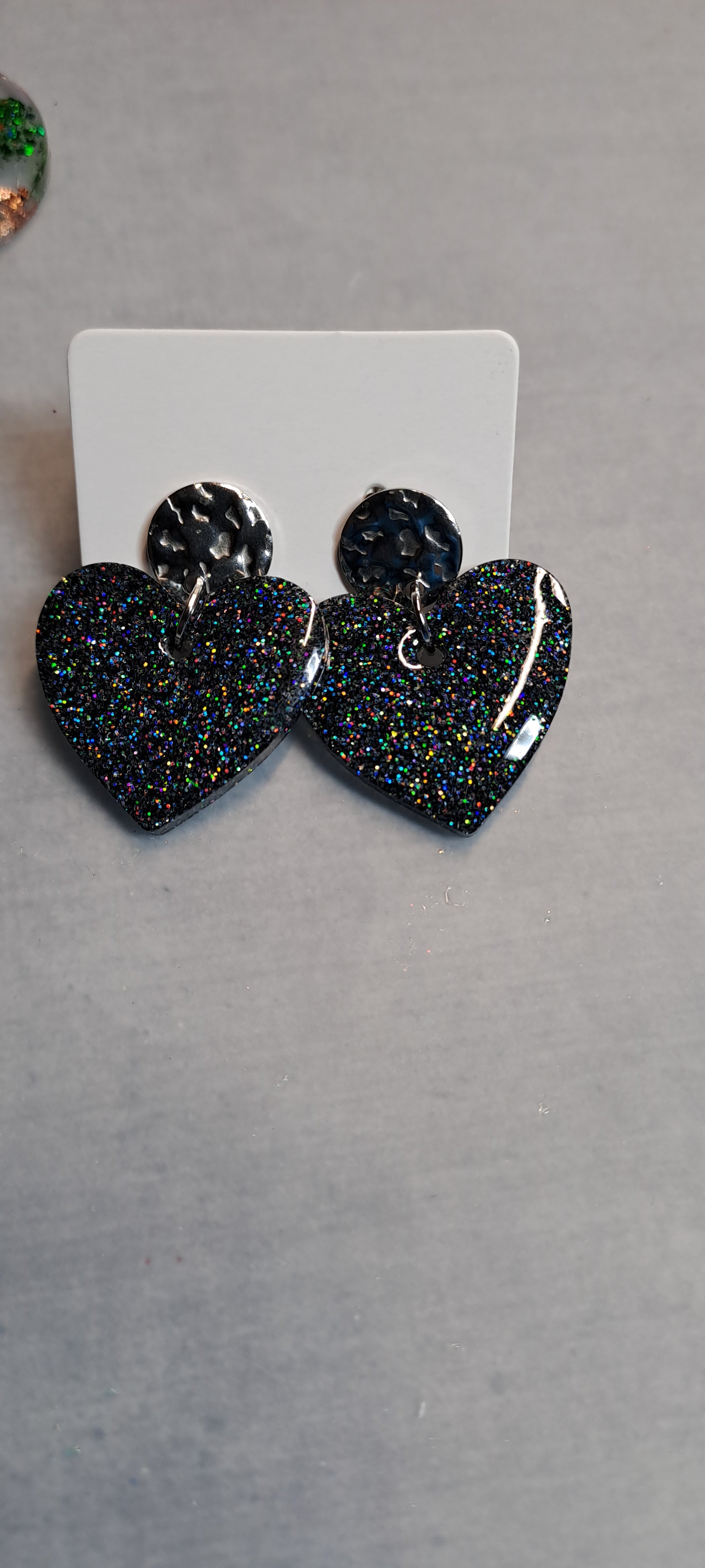 Boucles d'oreilles artisanales coeur noir paillettes multicolores