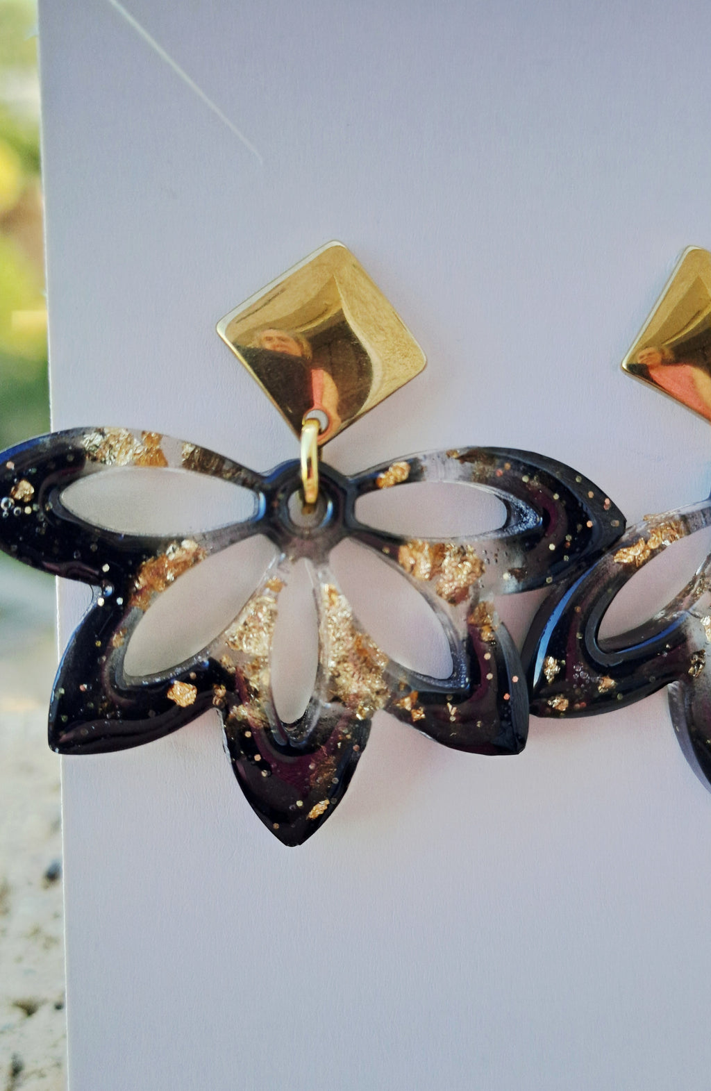 Boucles d'oreilles artisanales fleurs de lotus noires et dorées