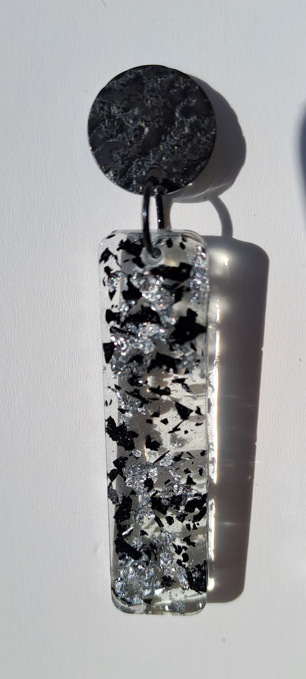 Boucles d'oreilles artisanales transparentes avec des feuilles d'alu noires et grises