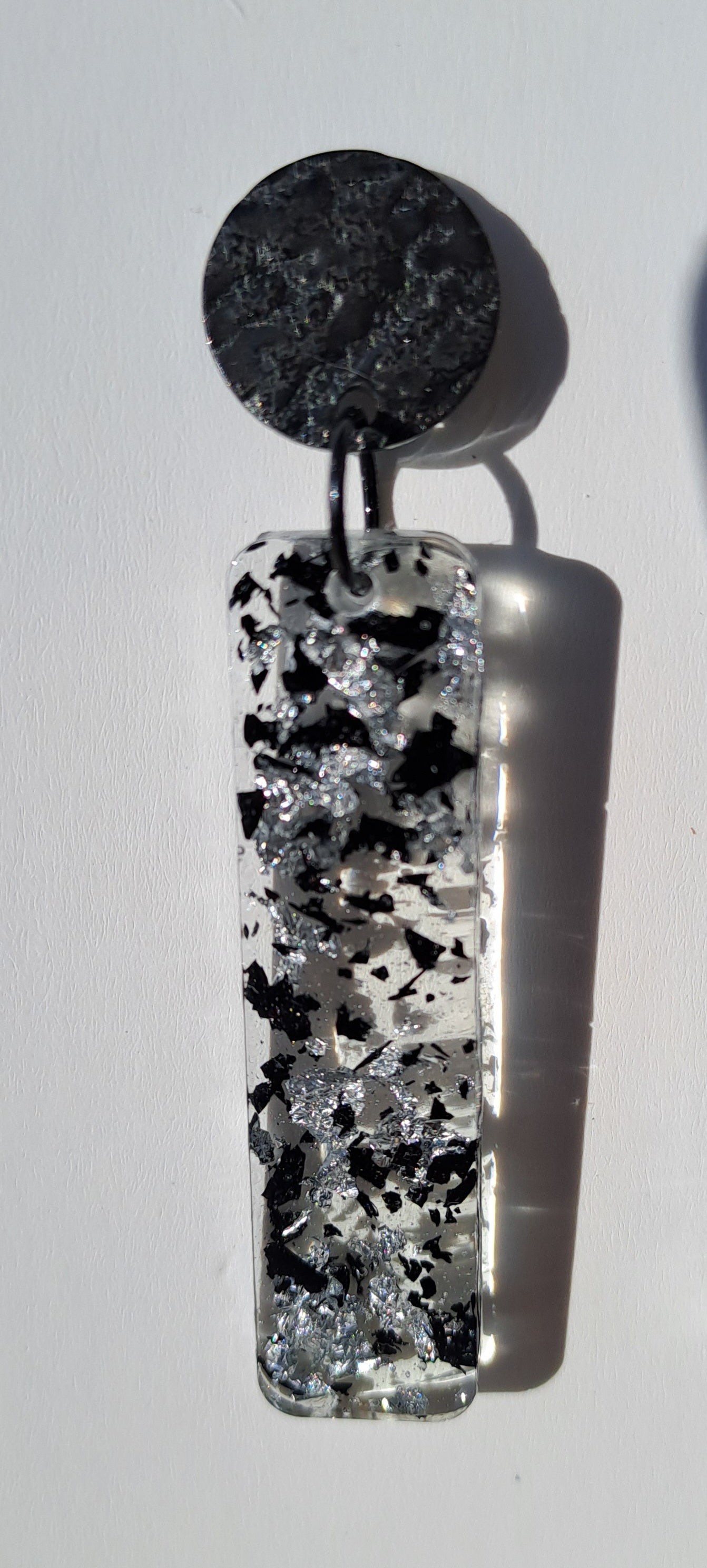 Boucles d'oreilles artisanales transparentes avec des feuilles d'alu noires et grises