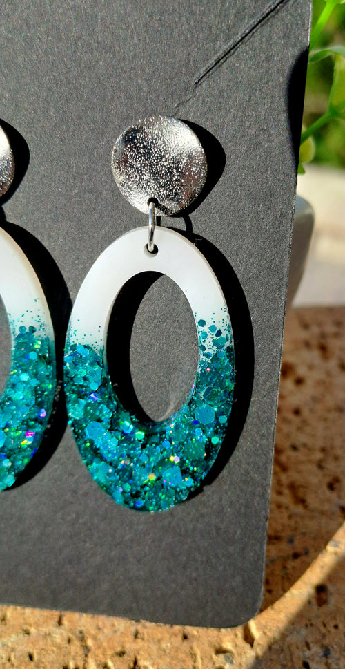 Boucles d'oreilles artisanales blanches et paillettes vertes