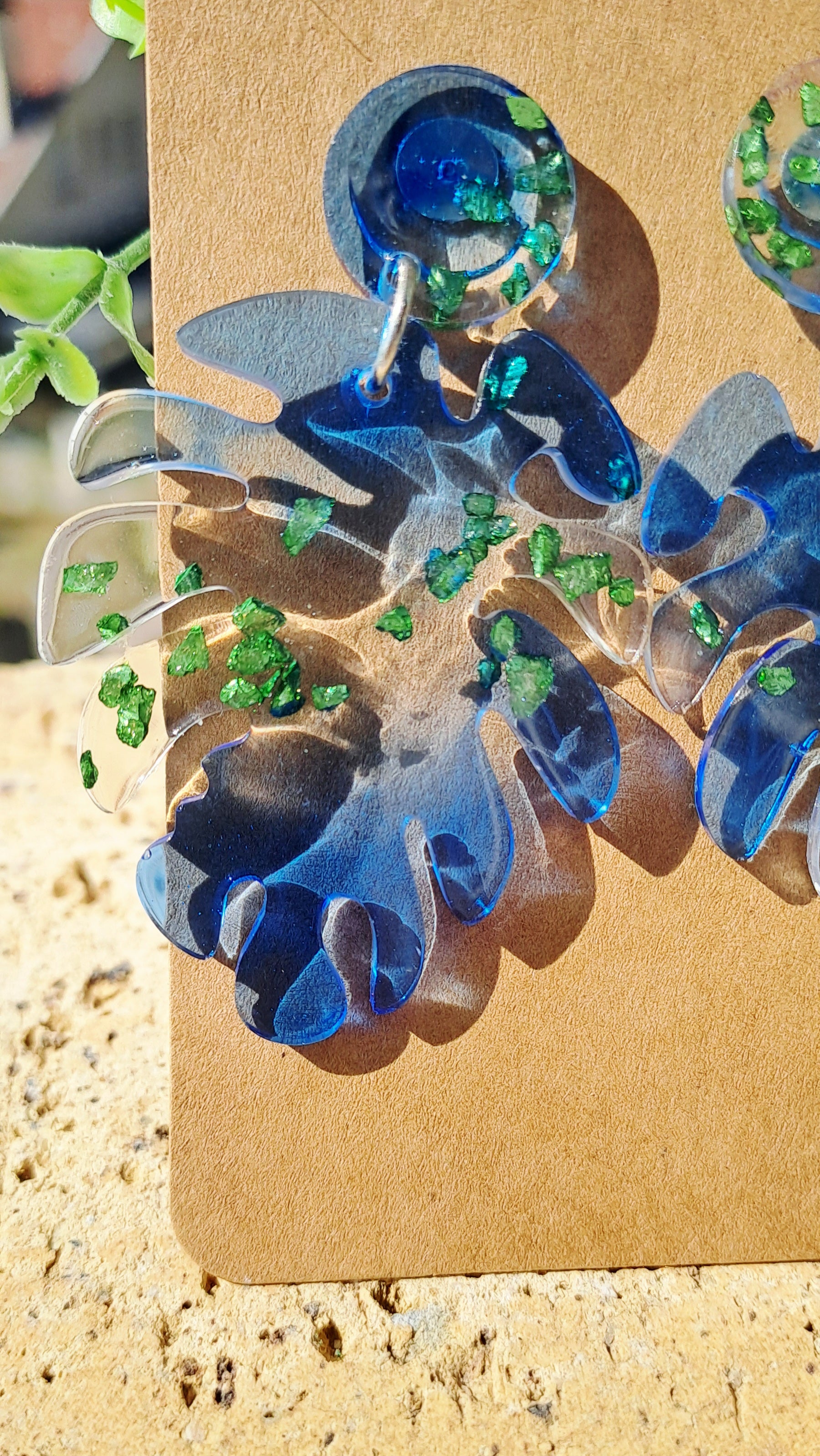 Boucles d'oreilles artisanales bleues et incrustées de pierres vertes