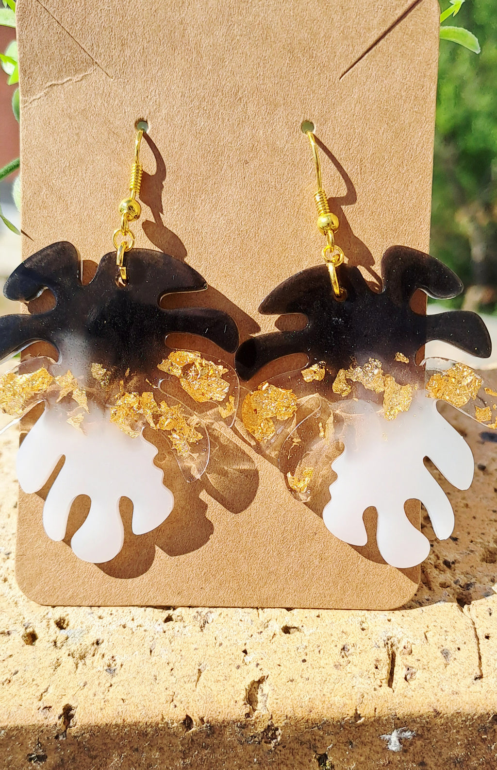 Boucles d'oreilles artisanales noires, blanches et dorées