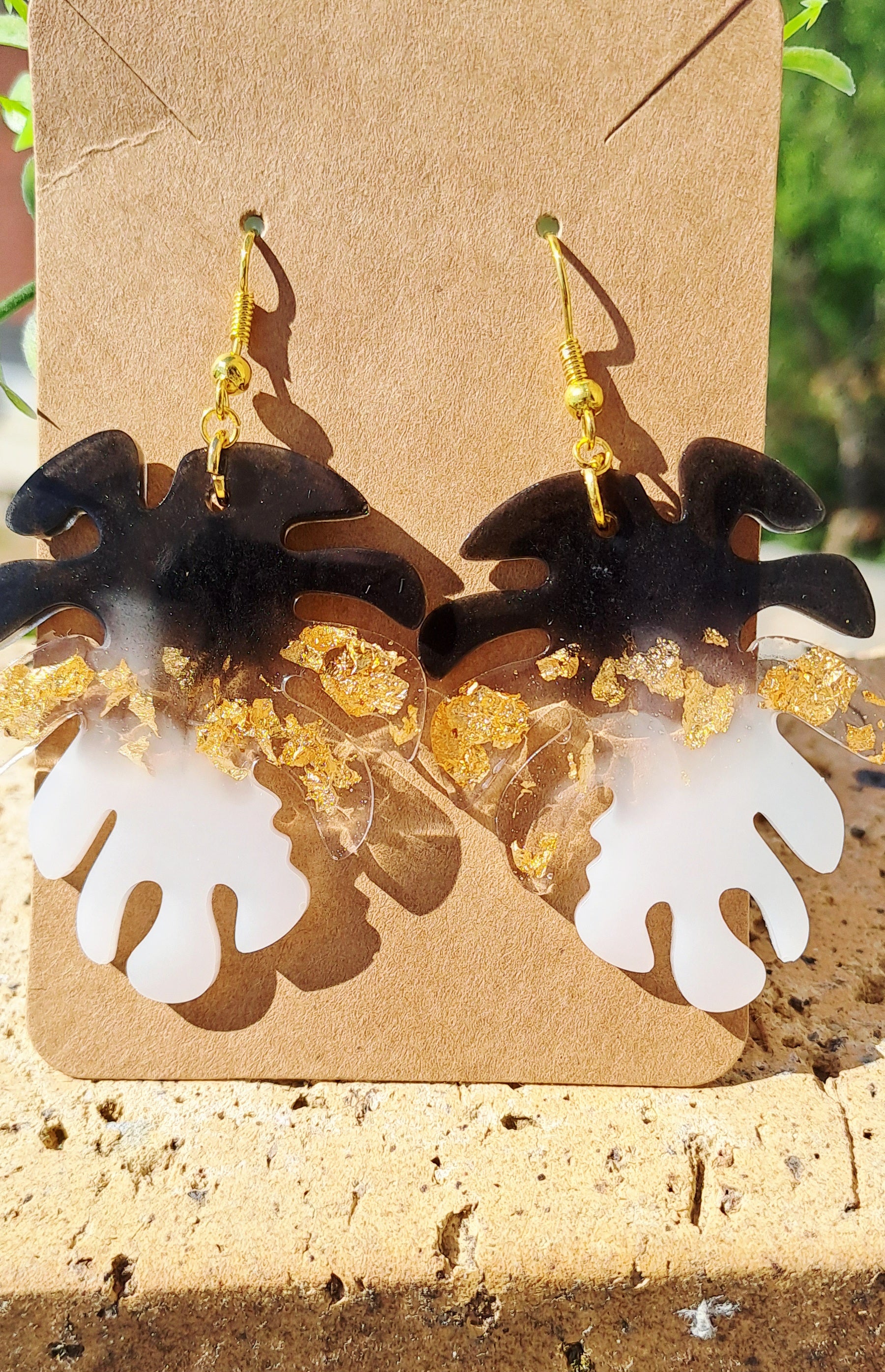 Boucles d'oreilles artisanales noires, blanches et dorées