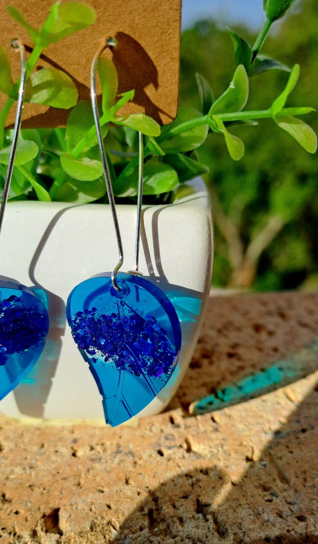 Boucles d'oreilles artisanales feuilles bleues et paillettes