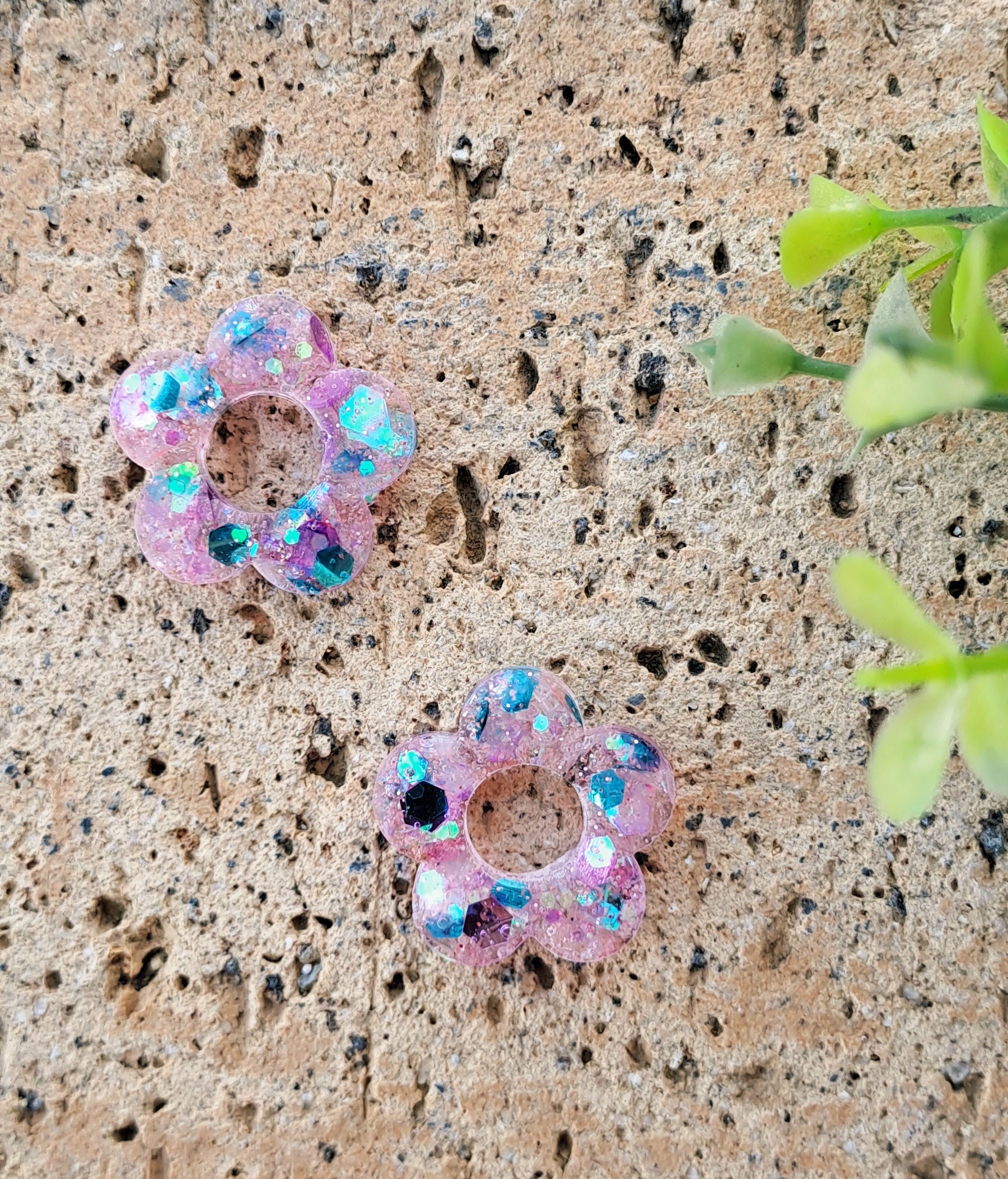 Pampilles fleurs paillettes holographiques rose vert