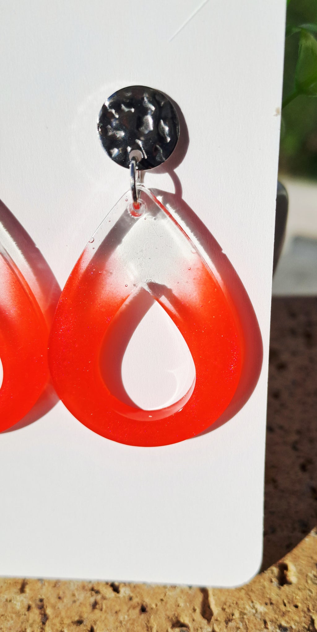 Boucles d’oreilles artisanales rouge et transparent