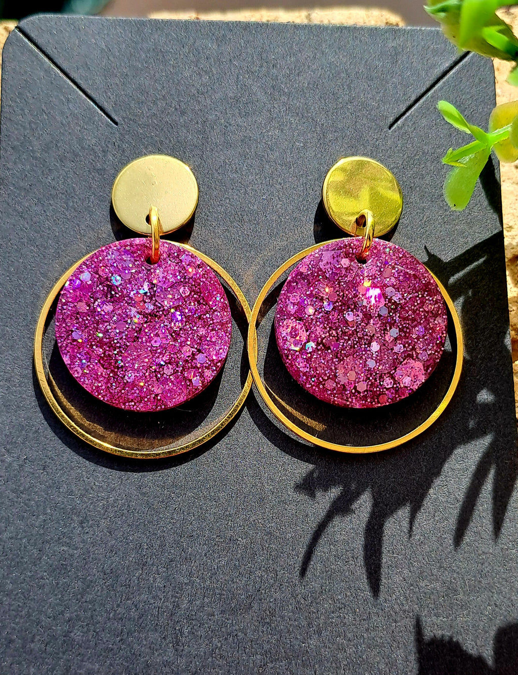 Boucles d'oreilles artisanales rondes rose violet paillettes et apprêts doré