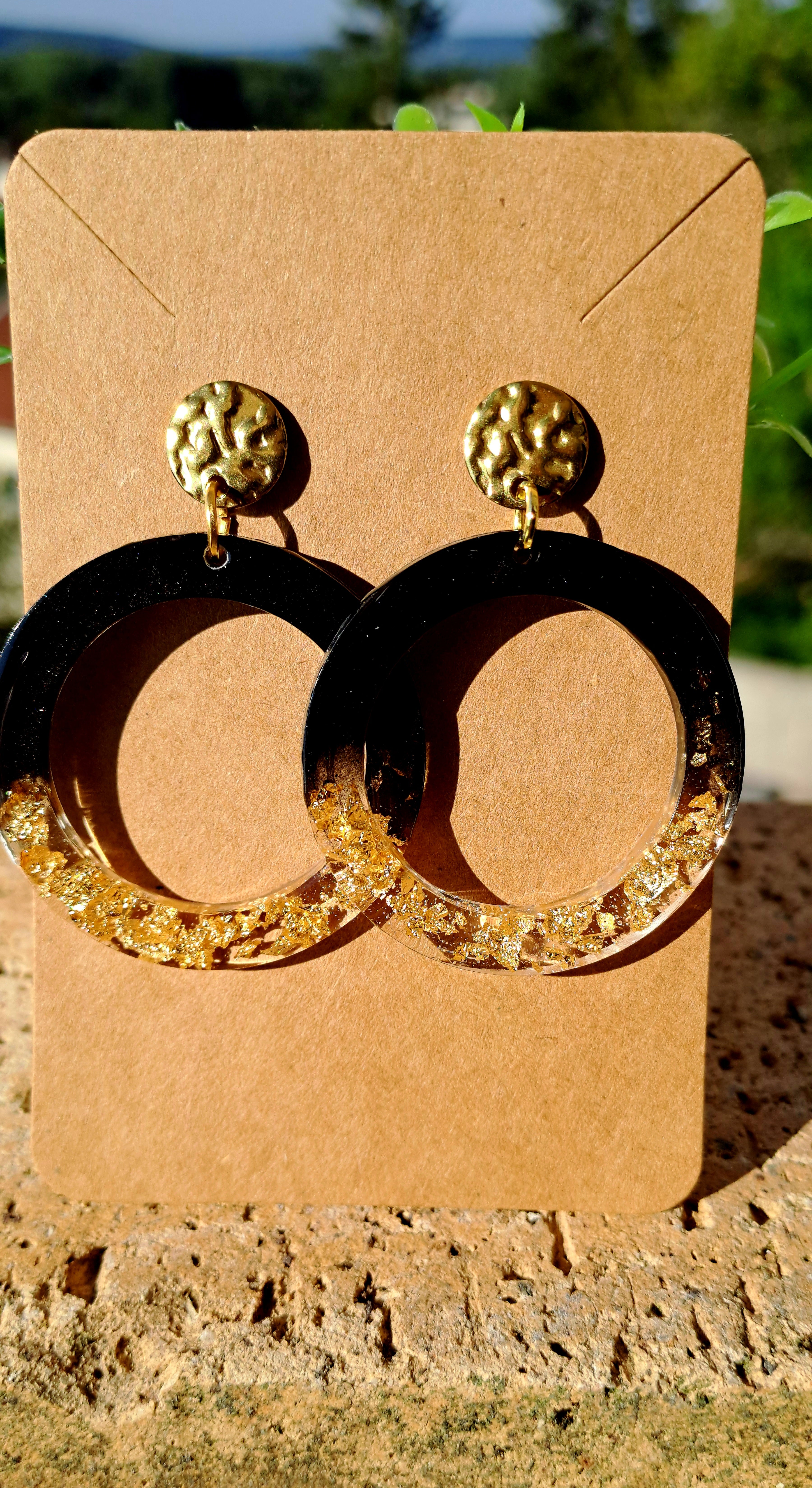 Boucles d'oreilles artisanales noires et dorées
