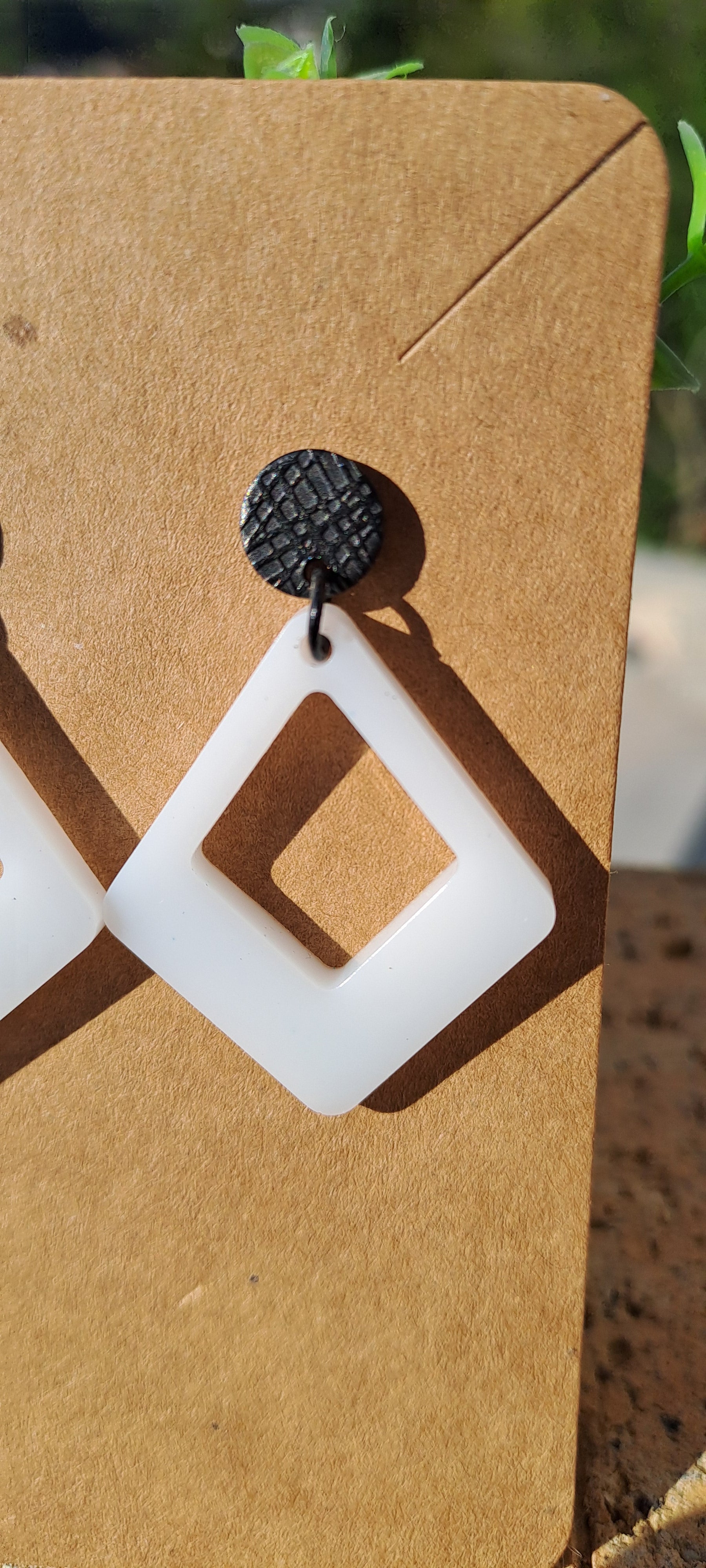Boucles d'oreilles artisanales losange blanche