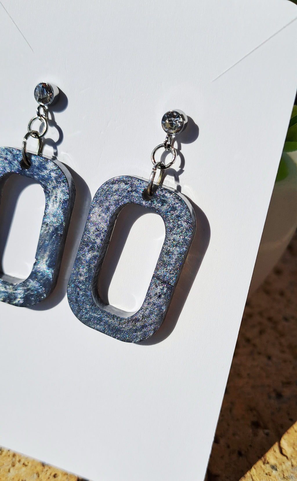 Boucles d'oreilles artisanales grises et strass